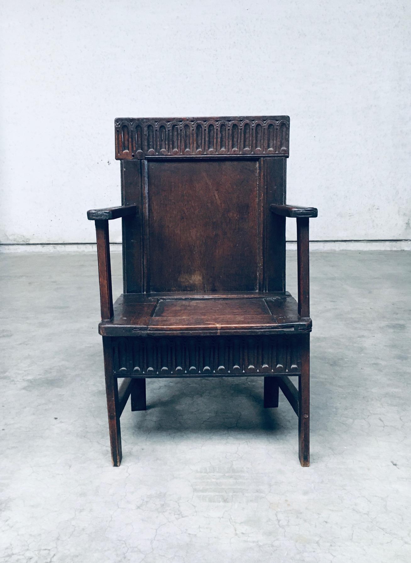 Néo-gothique Chaise à accoudoirs du 19e siècle, art populaire primitif, faite à la main en vente