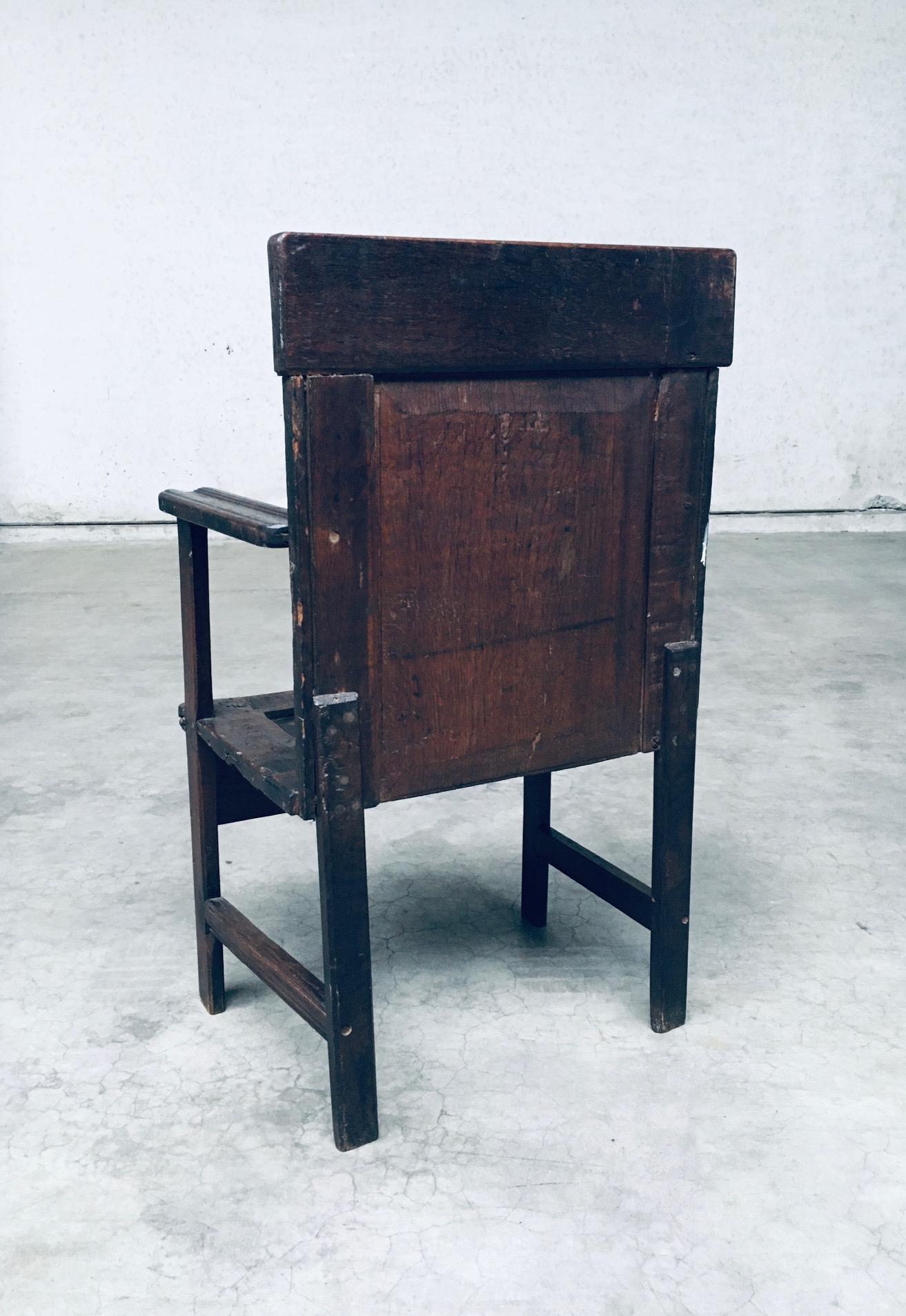 Chaise à accoudoirs du 19e siècle, art populaire primitif, faite à la main État moyen - En vente à Oud-Turnhout, VAN