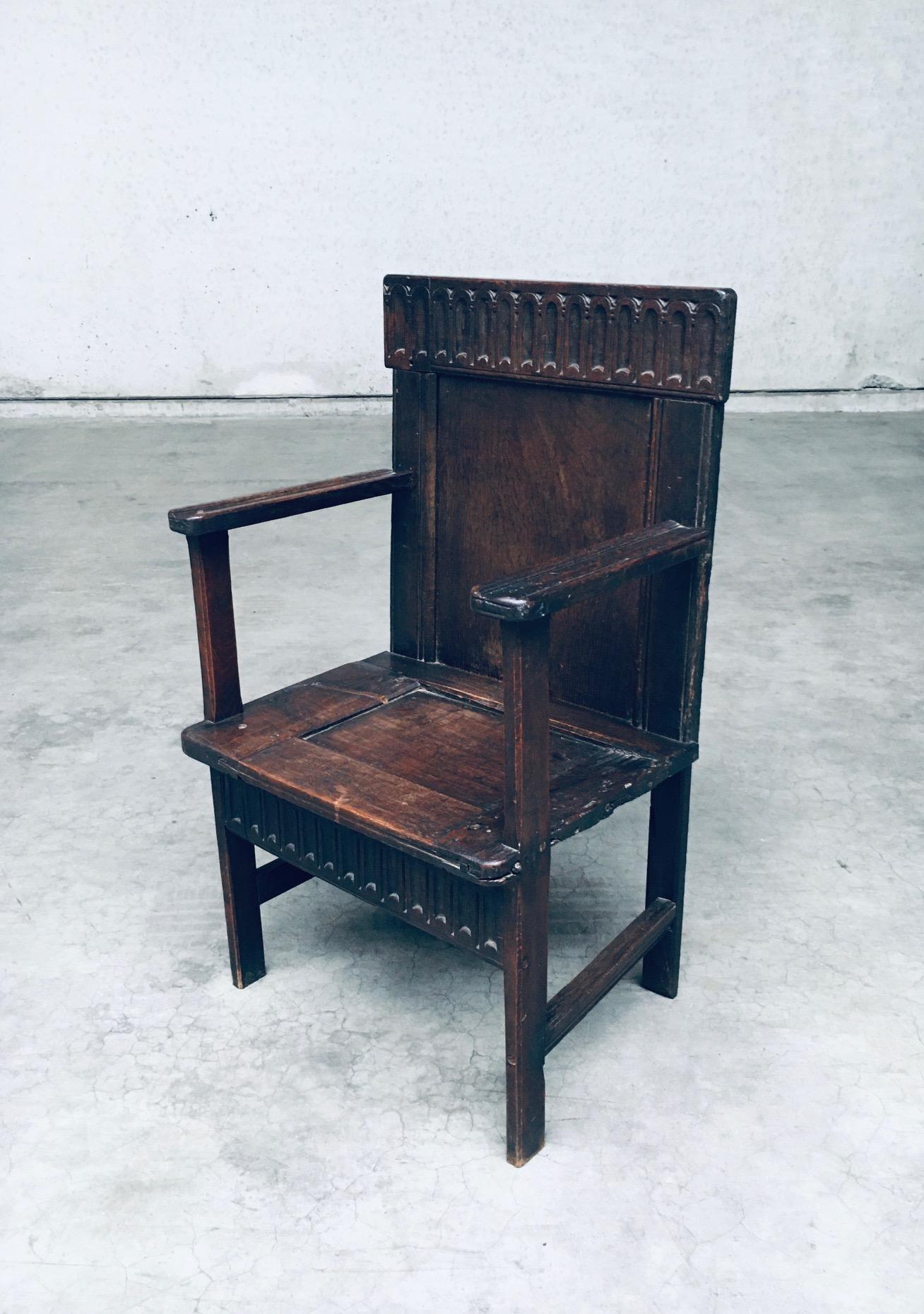Chêne Chaise à accoudoirs du 19e siècle, art populaire primitif, faite à la main en vente
