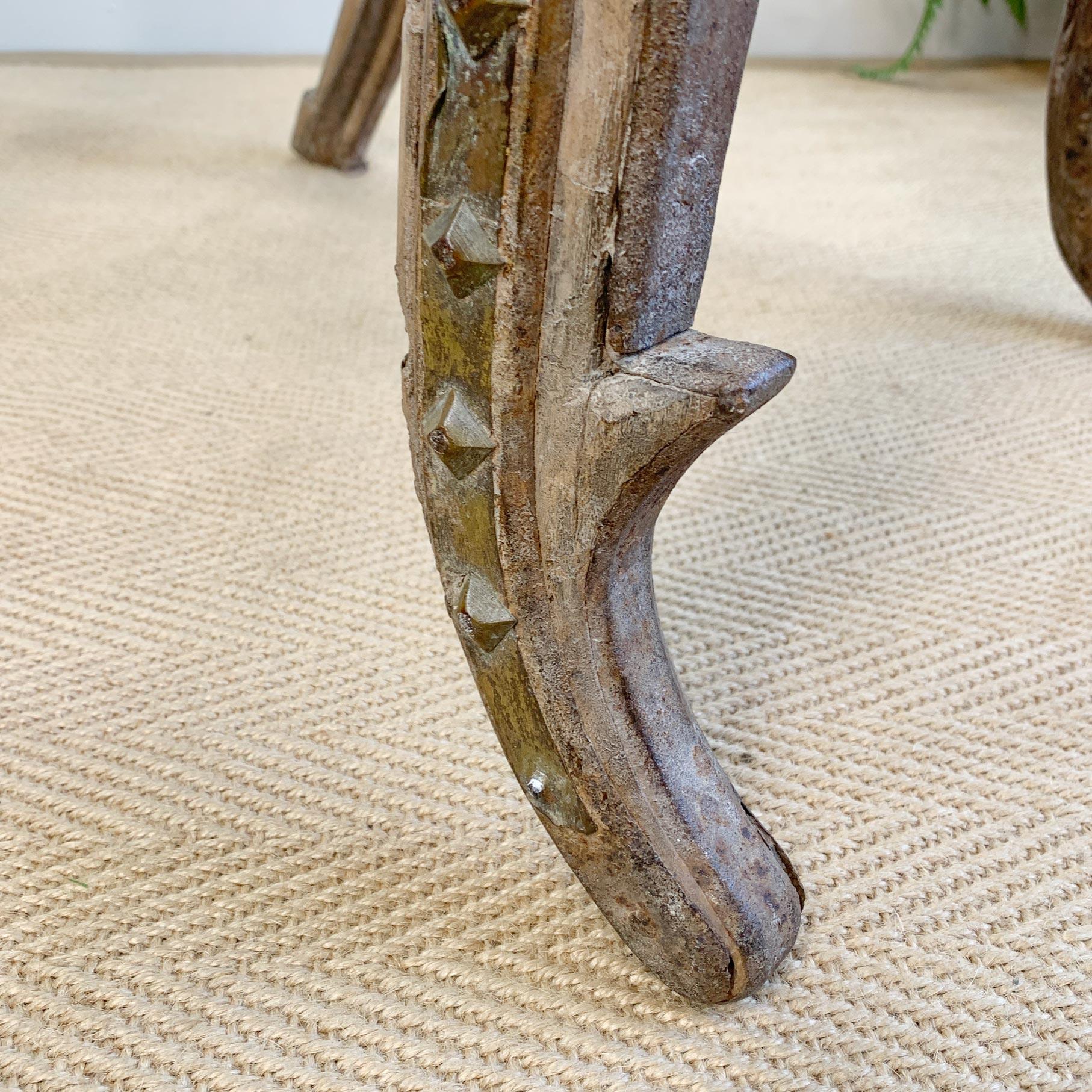 Außergewöhnlicher und seltener indischer Stuhl aus dem 19. Jahrhundert, primitive handgefertigte Hartholzkonstruktion mit handgeschmiedeten Eisenstützen und dekorativen Elementen aus Eisen und Messing. Die Sitzfläche und die Rückenlehne sind aus