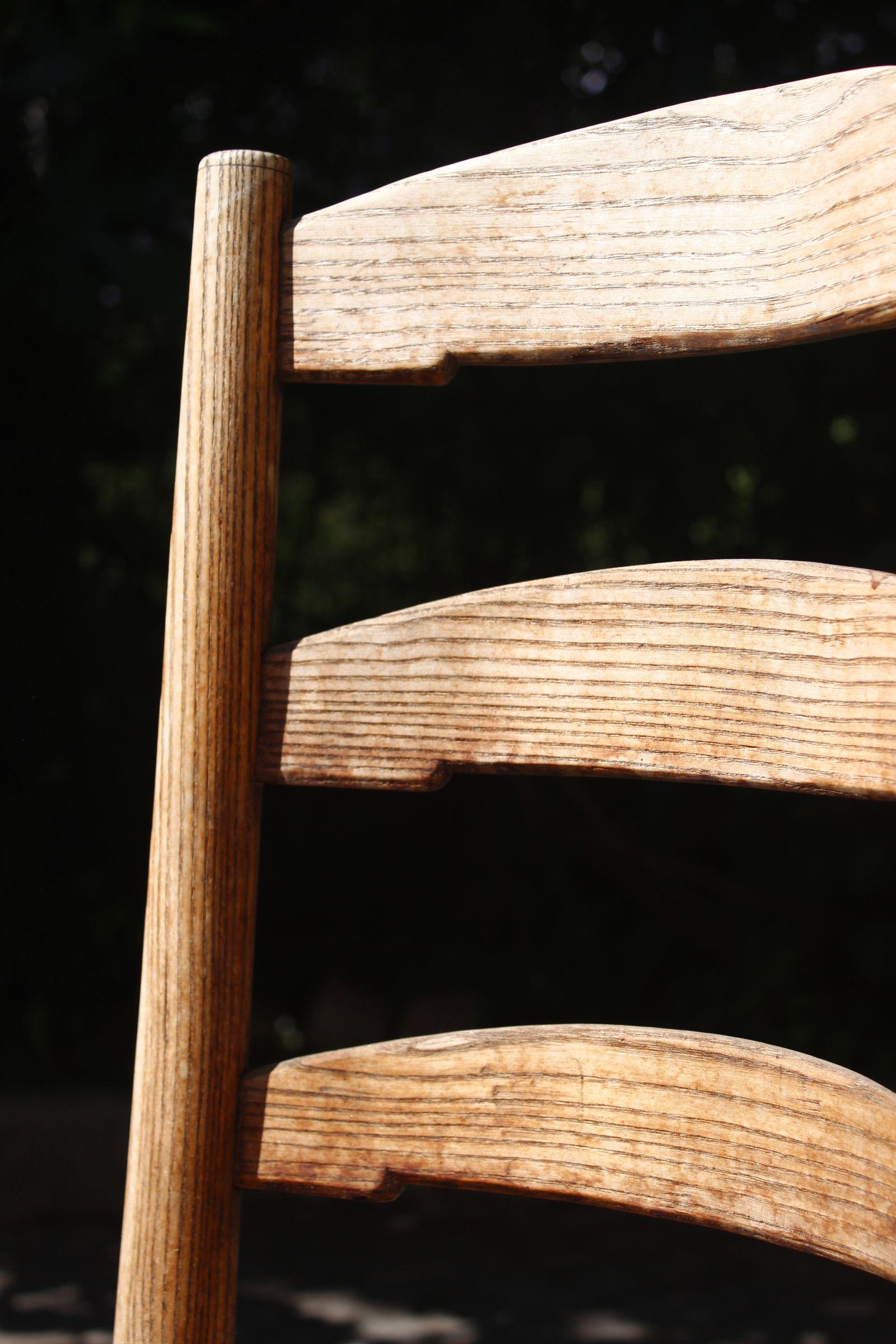 Silla de labranza Folk Art primitiva del siglo XIX con respaldo de escalera y asiento de cuerda en venta 5