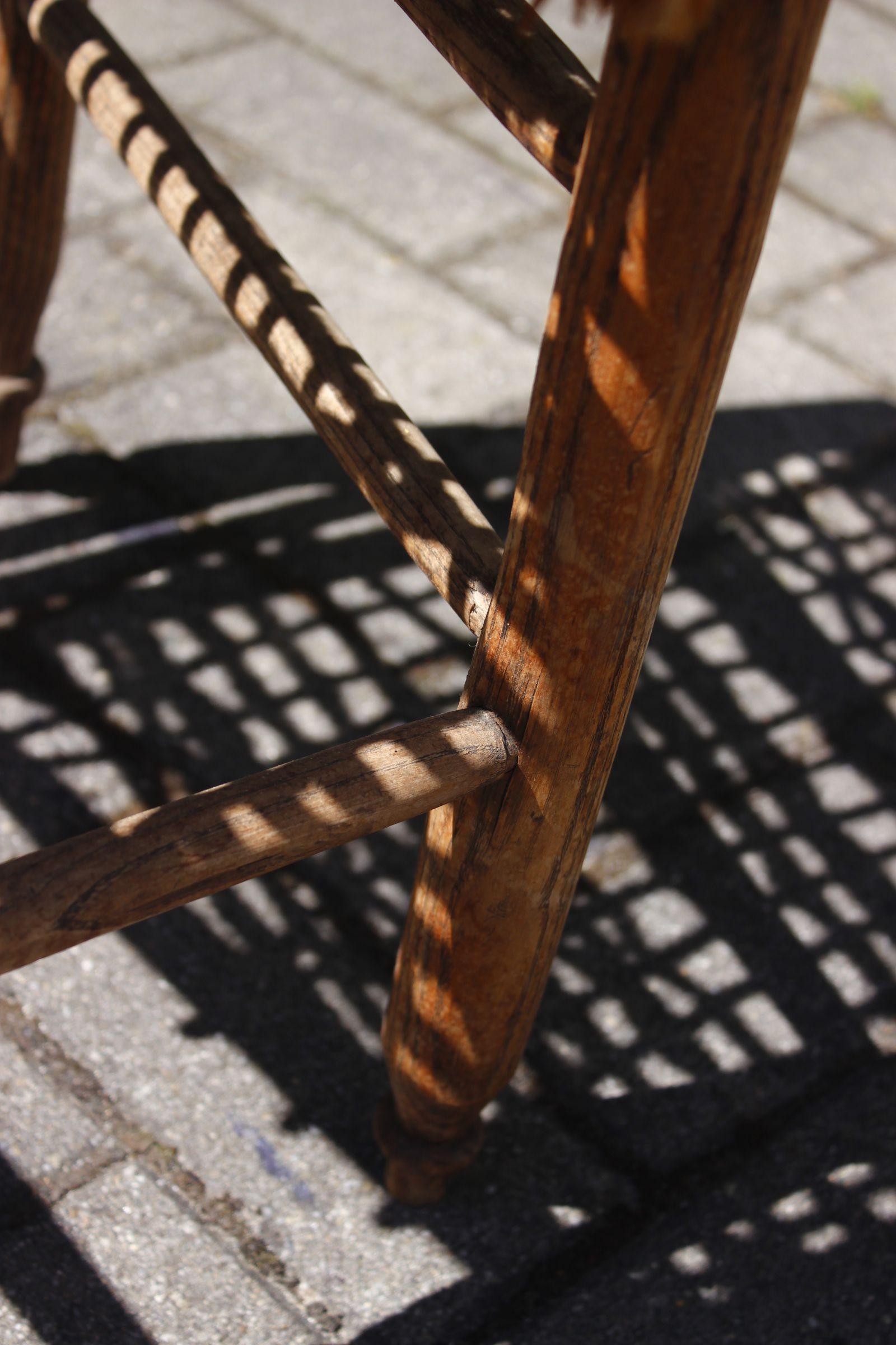 Silla de labranza Folk Art primitiva del siglo XIX con respaldo de escalera y asiento de cuerda en venta 8