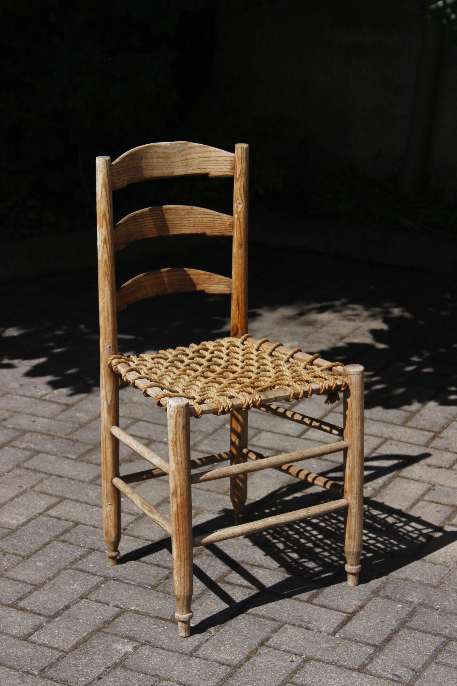 Silla de labranza Folk Art primitiva del siglo XIX con respaldo de escalera y asiento de cuerda Arte popular en venta