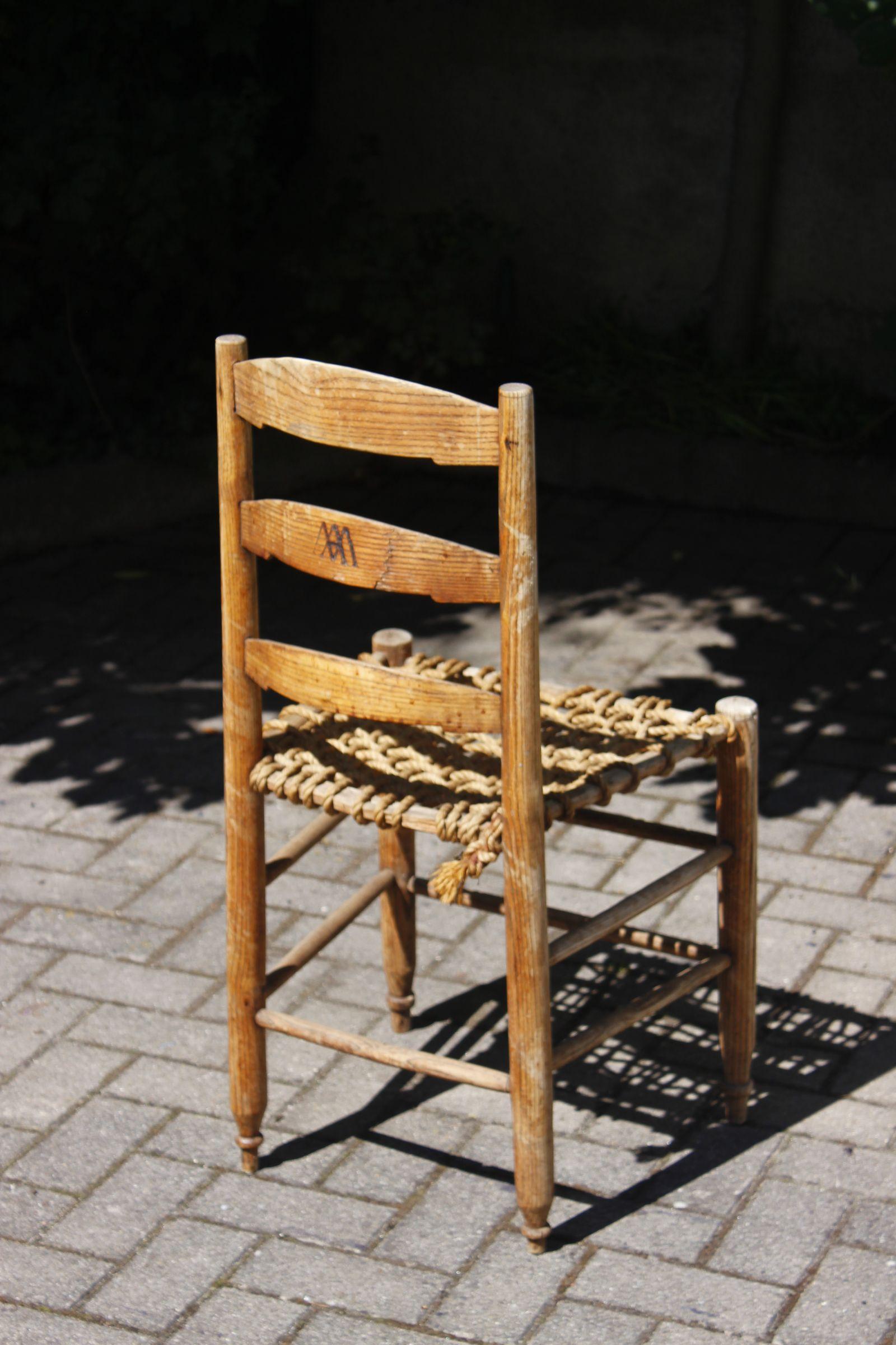 Silla de labranza Folk Art primitiva del siglo XIX con respaldo de escalera y asiento de cuerda Francés en venta