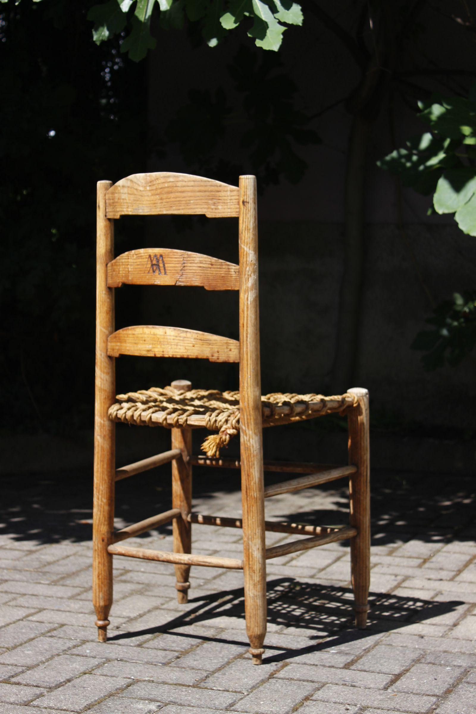 Silla de labranza Folk Art primitiva del siglo XIX con respaldo de escalera y asiento de cuerda en Bueno estado para la venta en STRASBOURG, FR