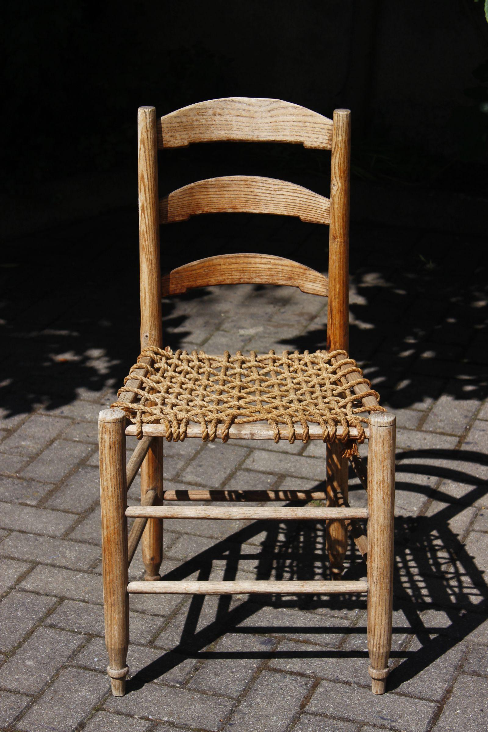 Silla de labranza Folk Art primitiva del siglo XIX con respaldo de escalera y asiento de cuerda Madera en venta