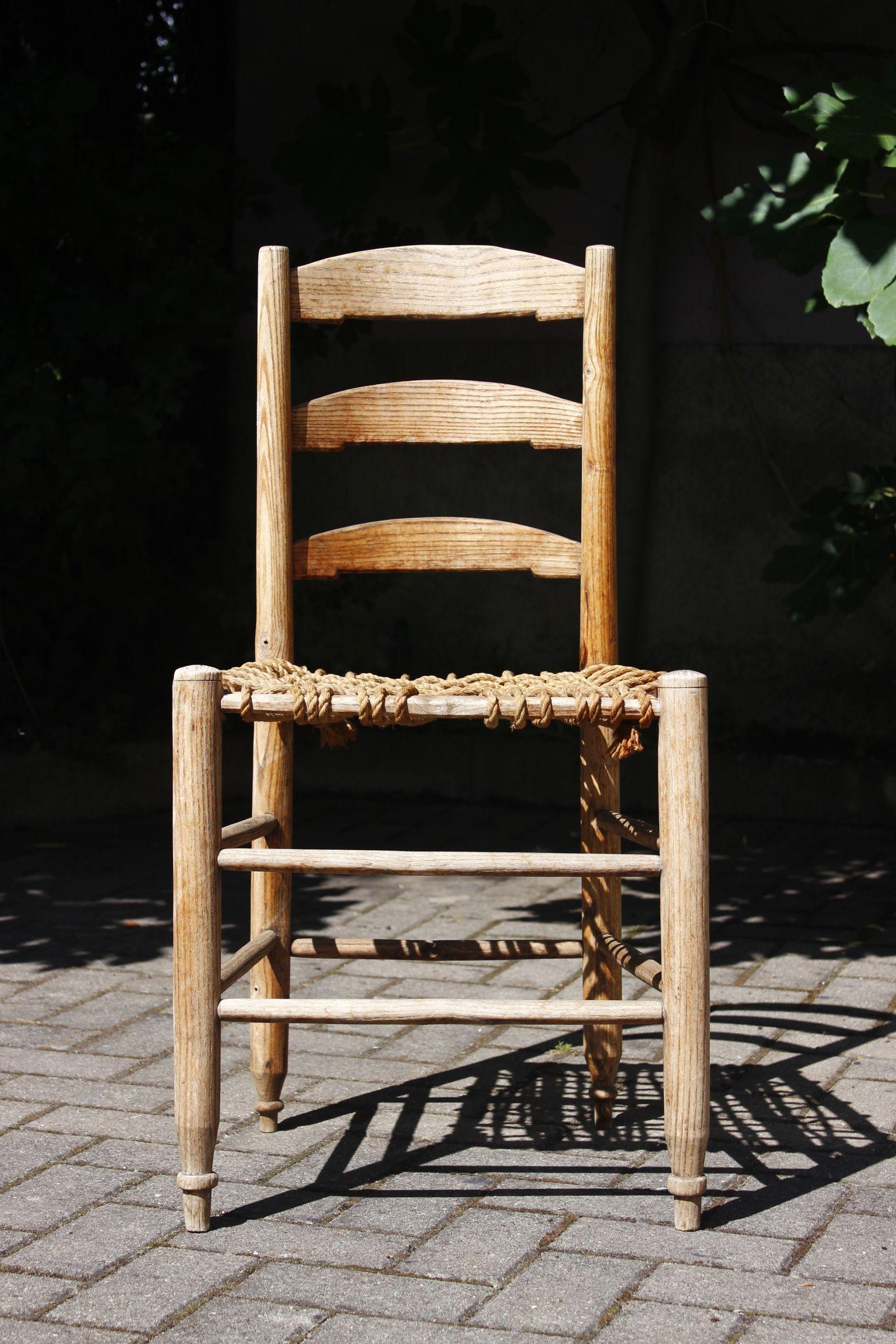 Silla de labranza Folk Art primitiva del siglo XIX con respaldo de escalera y asiento de cuerda en venta 1