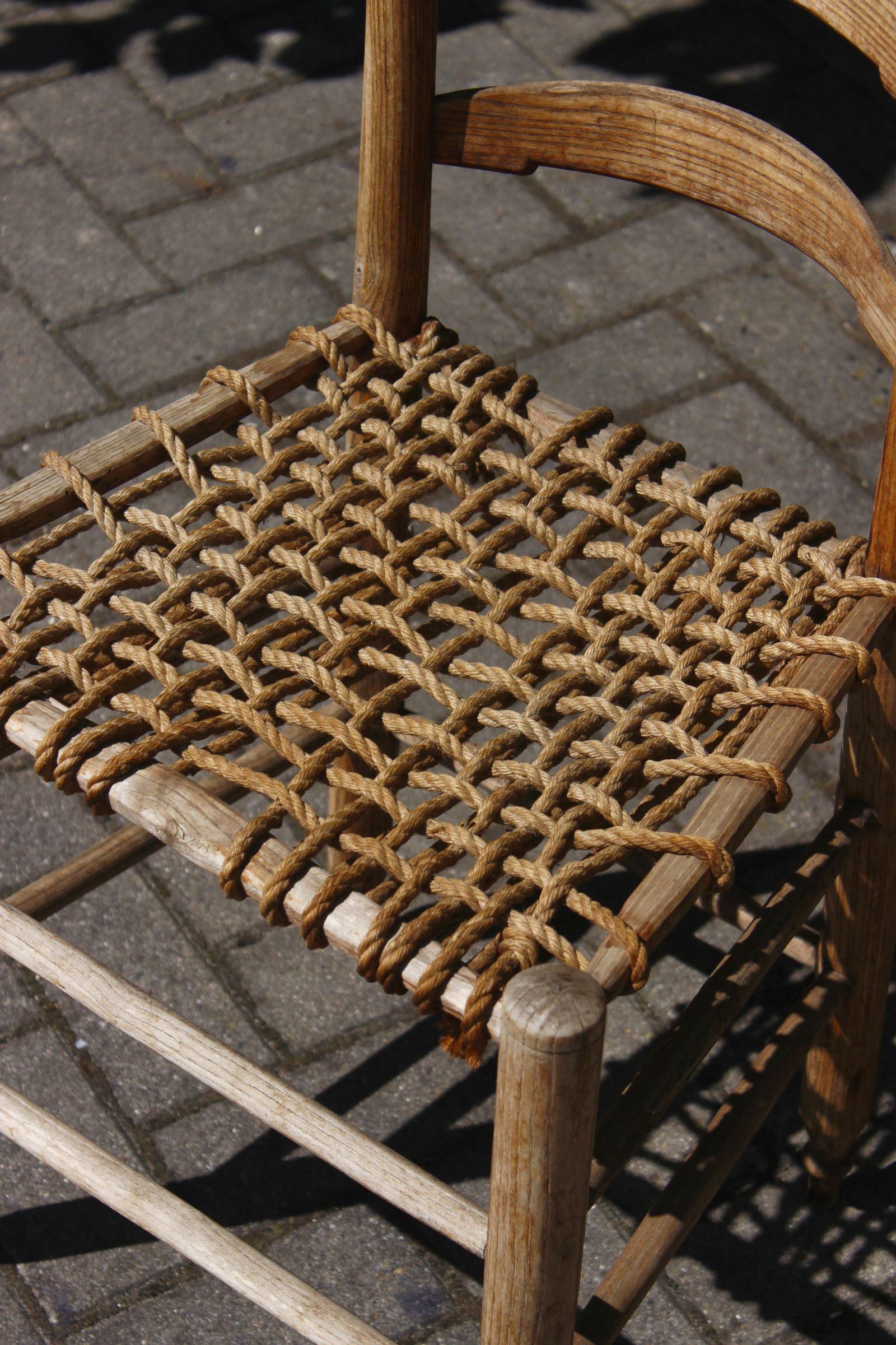 Silla de labranza Folk Art primitiva del siglo XIX con respaldo de escalera y asiento de cuerda en venta 2