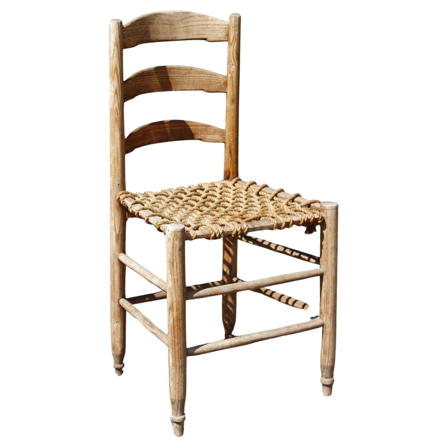 Silla de labranza Folk Art primitiva del siglo XIX con respaldo de escalera y asiento de cuerda en venta