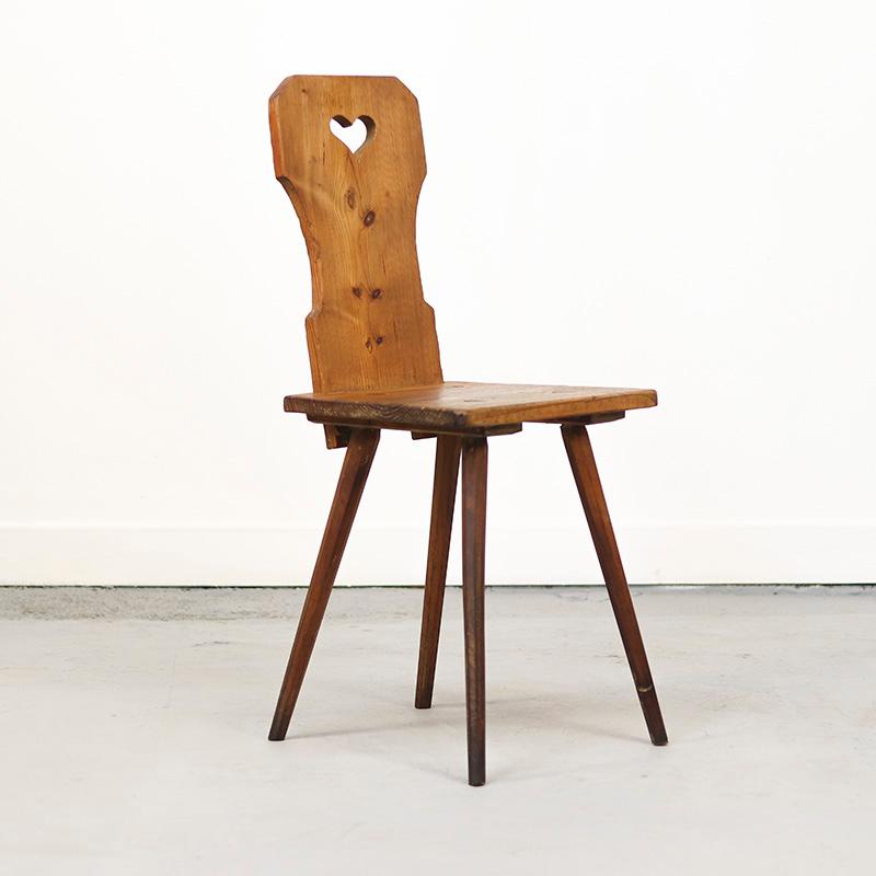 Cette chaise de montagne ancienne est un bel exemple de l'artisanat traditionnel du South Antiques du début du 19ème siècle. Fabriqué en bois fruitier massif, vraisemblablement, il est entièrement assemblé par tenons et mortaises. Cette chaise allie