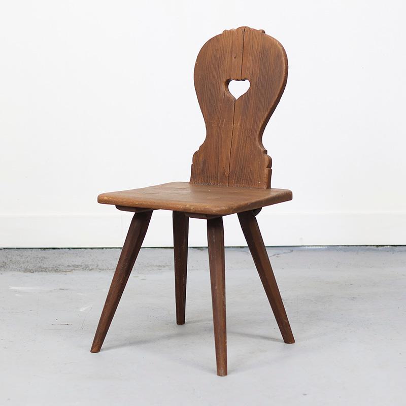 Cette chaise de montagne ancienne est un bel exemple de l'artisanat traditionnel du South Antiques du début du 19ème siècle. Fabriqué en pin massif, il est entièrement assemblé par tenons et mortaises. Cette pièce particulière présente une peinture