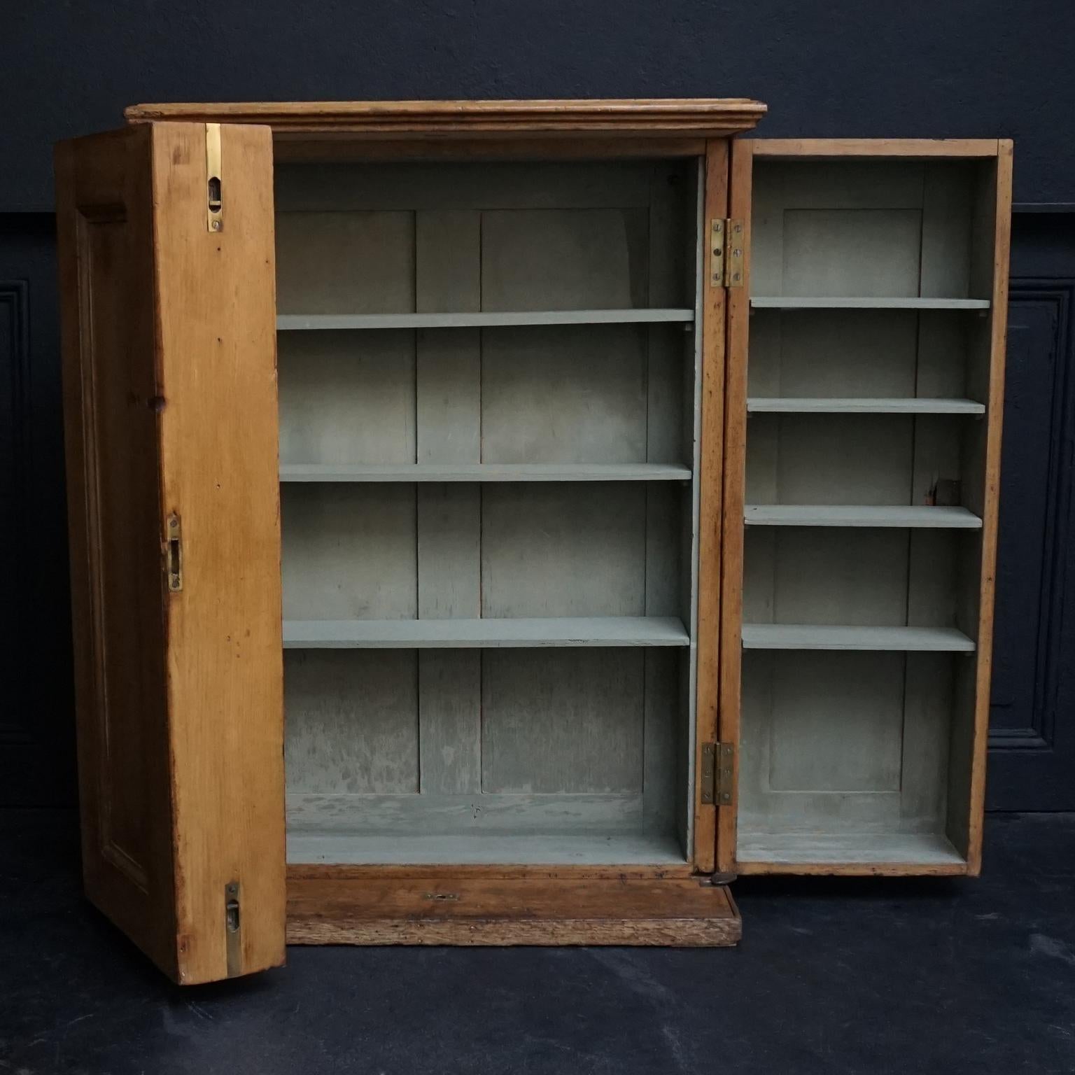 19th Century Primitive Pine Wood Counter Cabinet with Two Deep Swinging Doors In Good Condition In Haarlem, NL