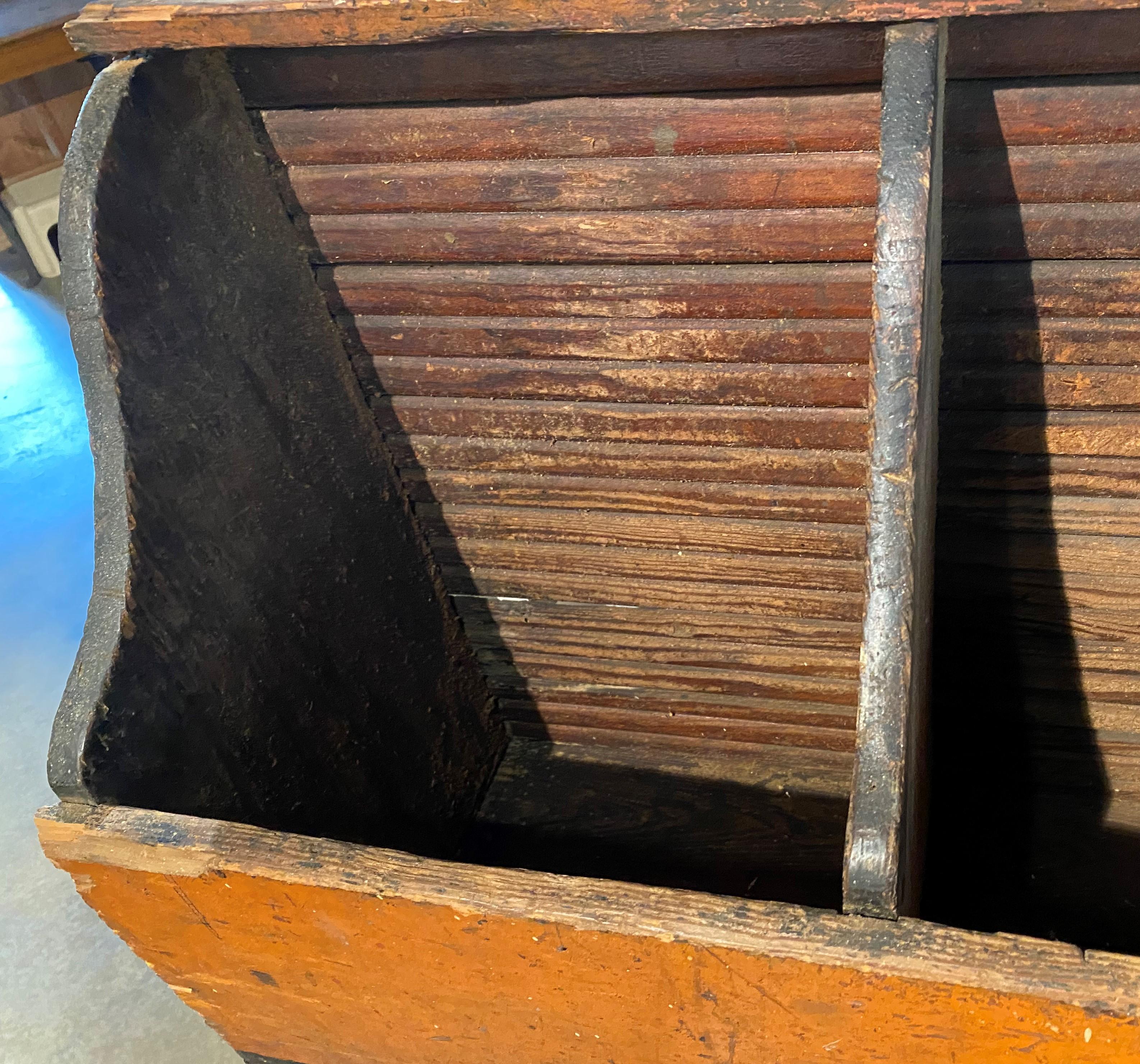 Boîte à grains de campagne primitive polychrome divisée du 19ème siècle Bon état - En vente à Milford, NH