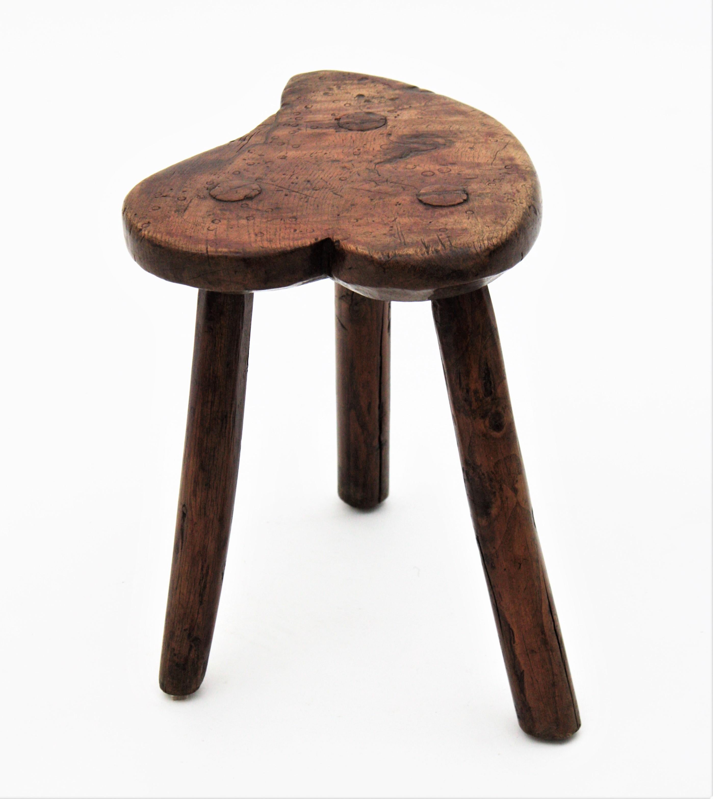 Primitive Heart Shaped Olive Wood Stool / Table from Spain In Good Condition In Barcelona, ES
