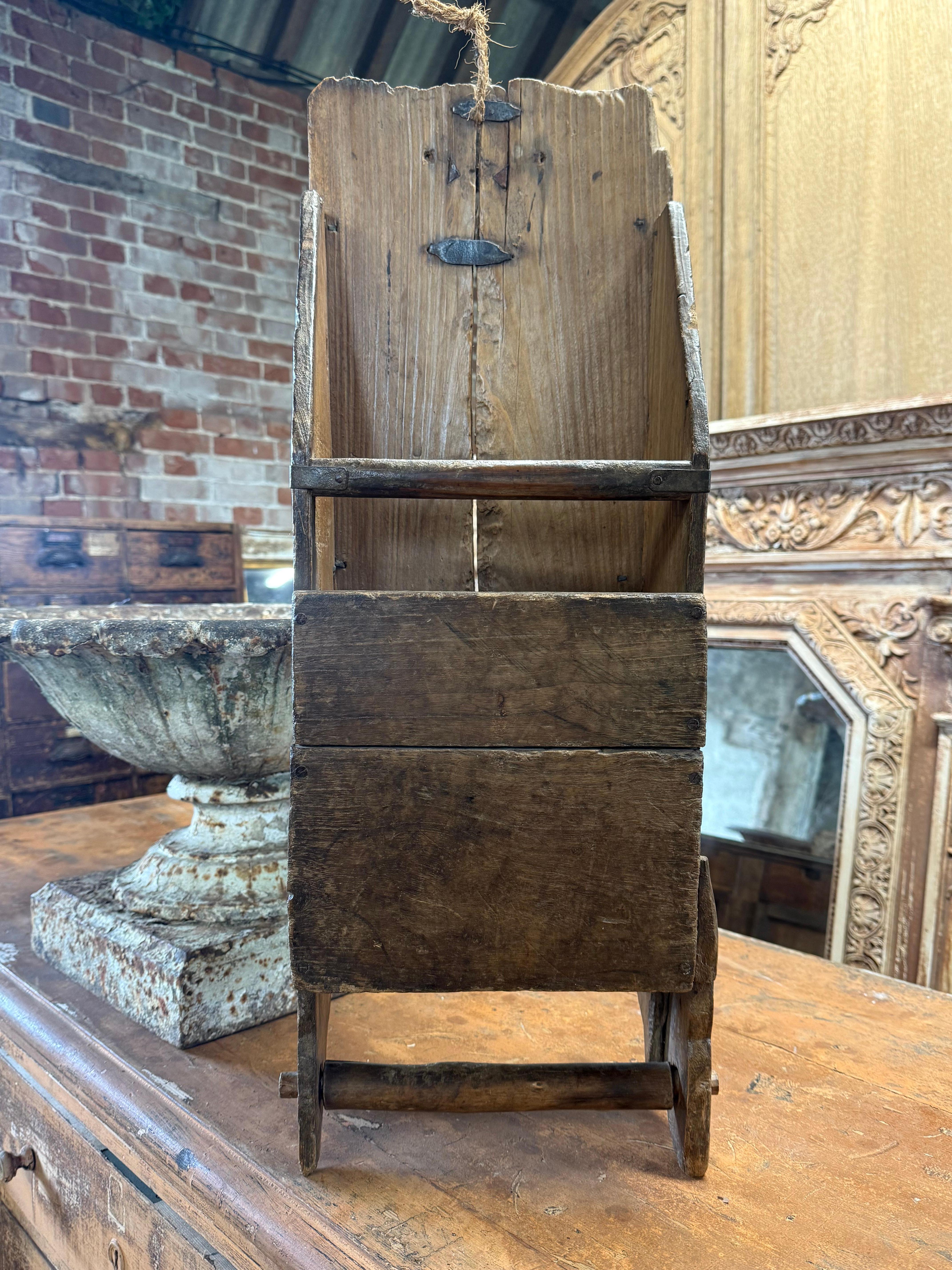 Une belle pelle à grains primitive en bois du 19e siècle provenant de l'île de Skye. Ce porte-serviettes serait très joli accroché au mur et servirait également de rangement.

Veuillez nous contacter directement pour un devis d'expédition dans le