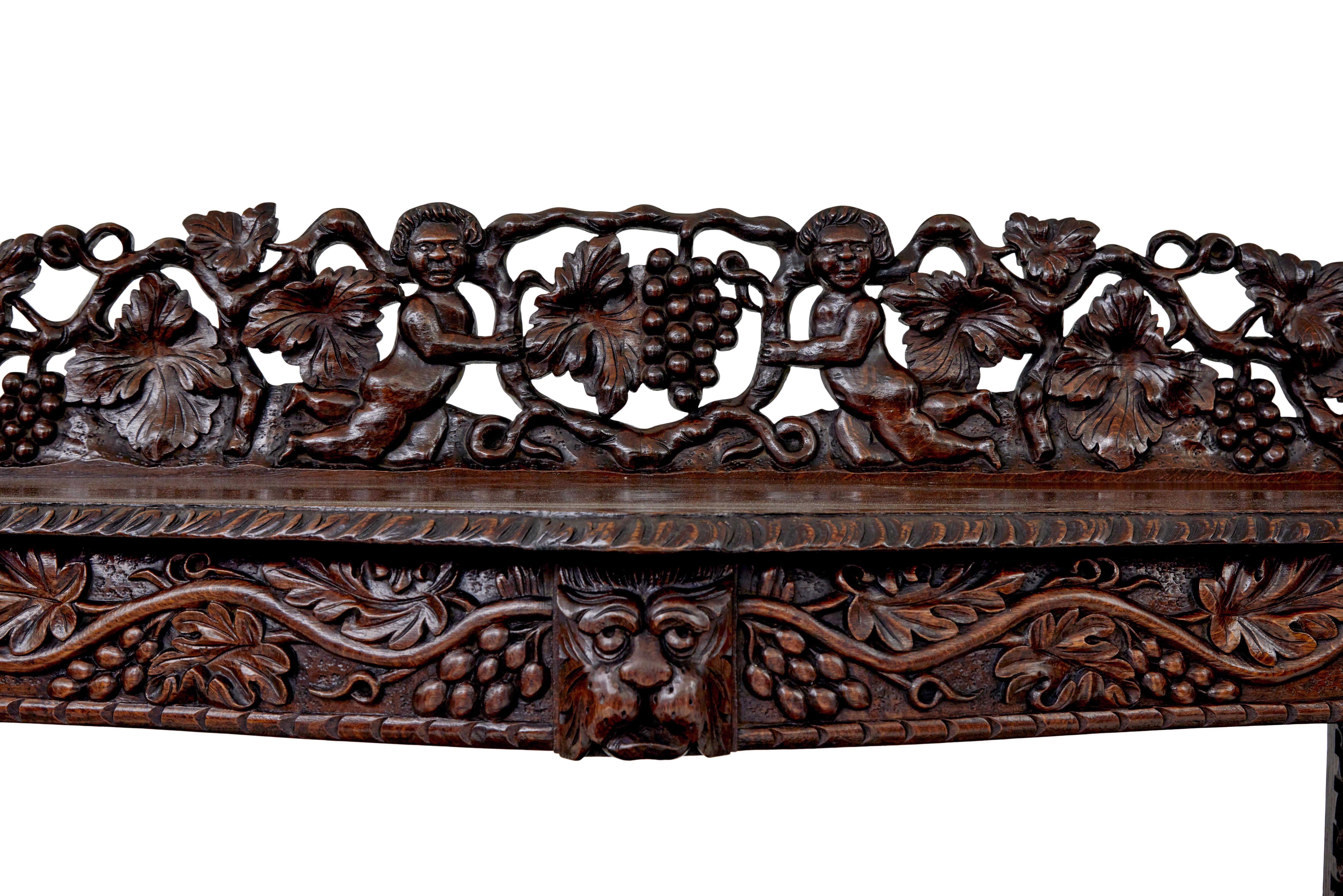 Buffet victorien en chêne du 19e siècle abondamment sculpté en vente 2