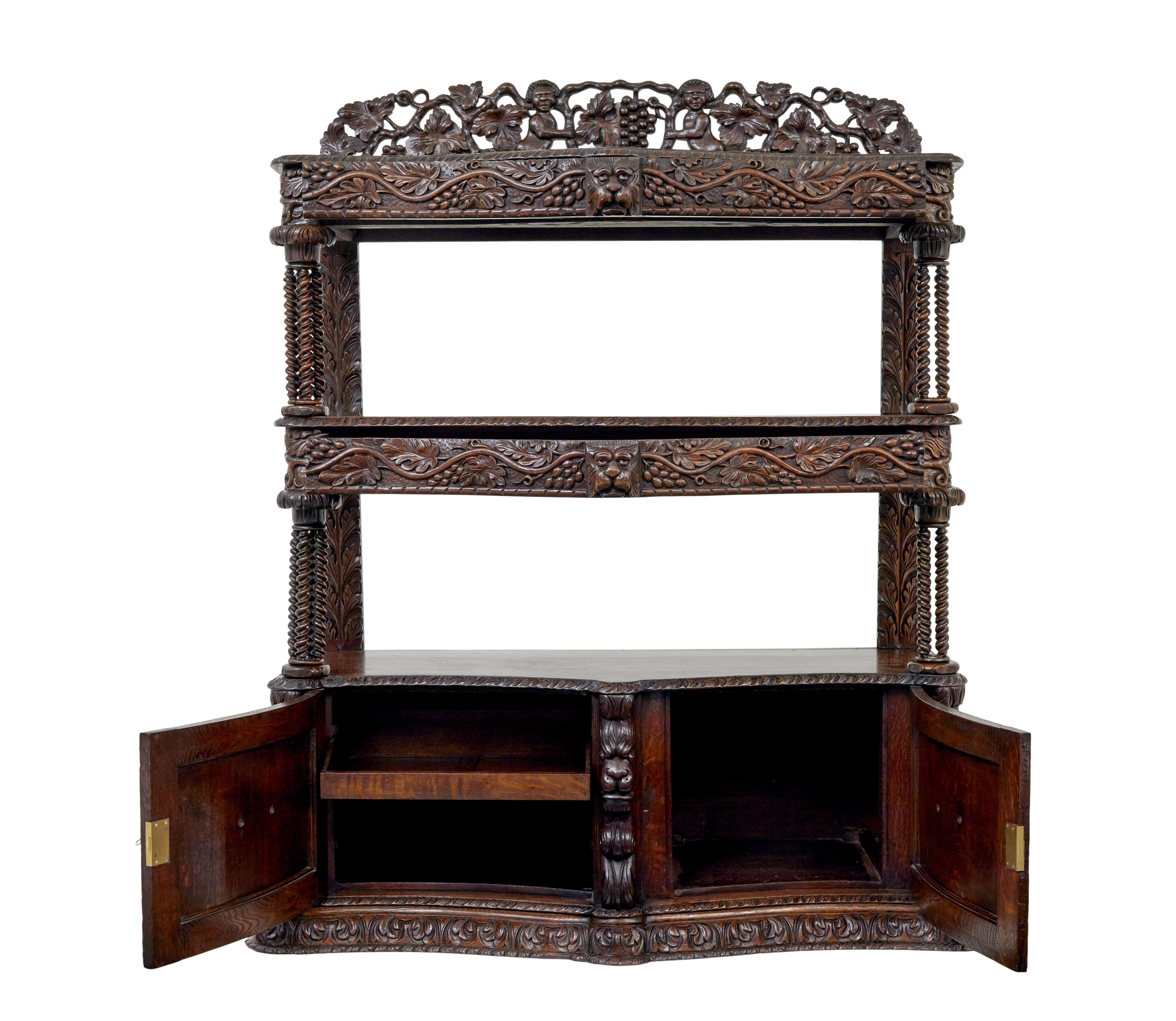 Buffet victorien en chêne du 19e siècle, abondamment sculpté, vers 1870.

Buffet en chêne sculpté de belle qualité, vers 1870. Composé de 3 niveaux, d'une galerie ajourée et sculptée au-dessus et d'une armoire à deux portes au-dessous. 1 tiroir dans