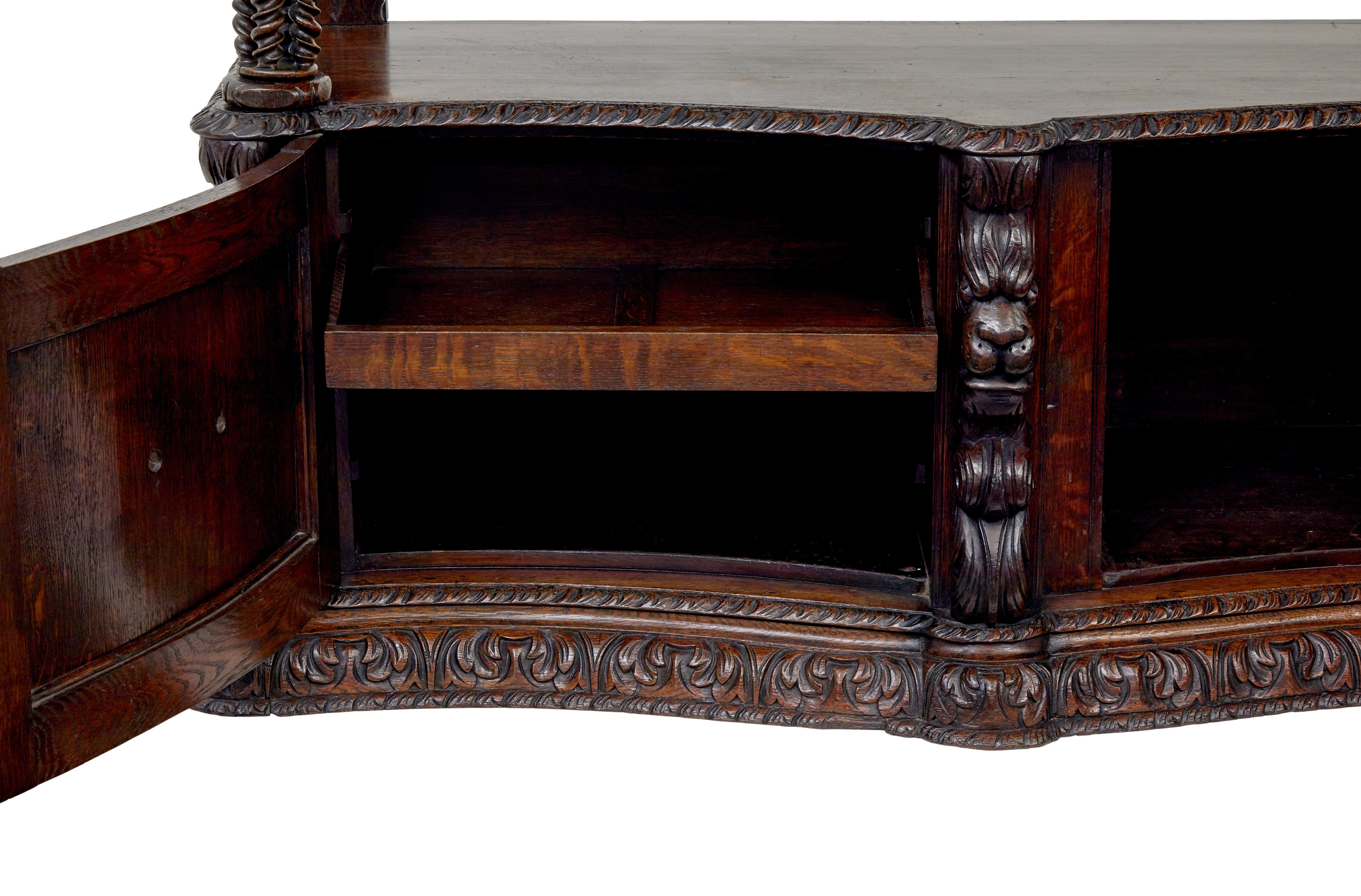 Victorien Buffet victorien en chêne du 19e siècle abondamment sculpté en vente