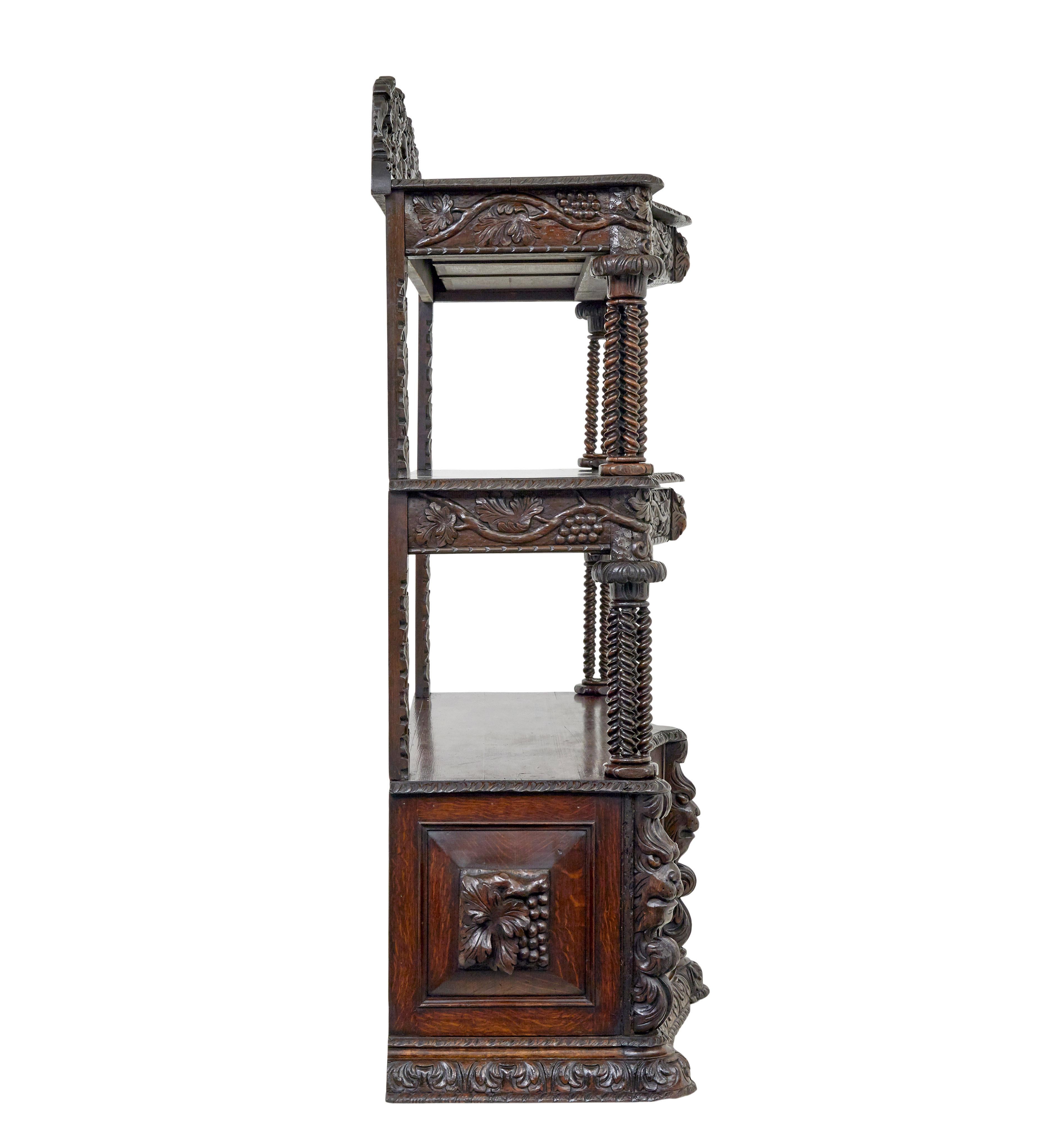 Buffet victorien en chêne du 19e siècle abondamment sculpté Bon état - En vente à Debenham, Suffolk
