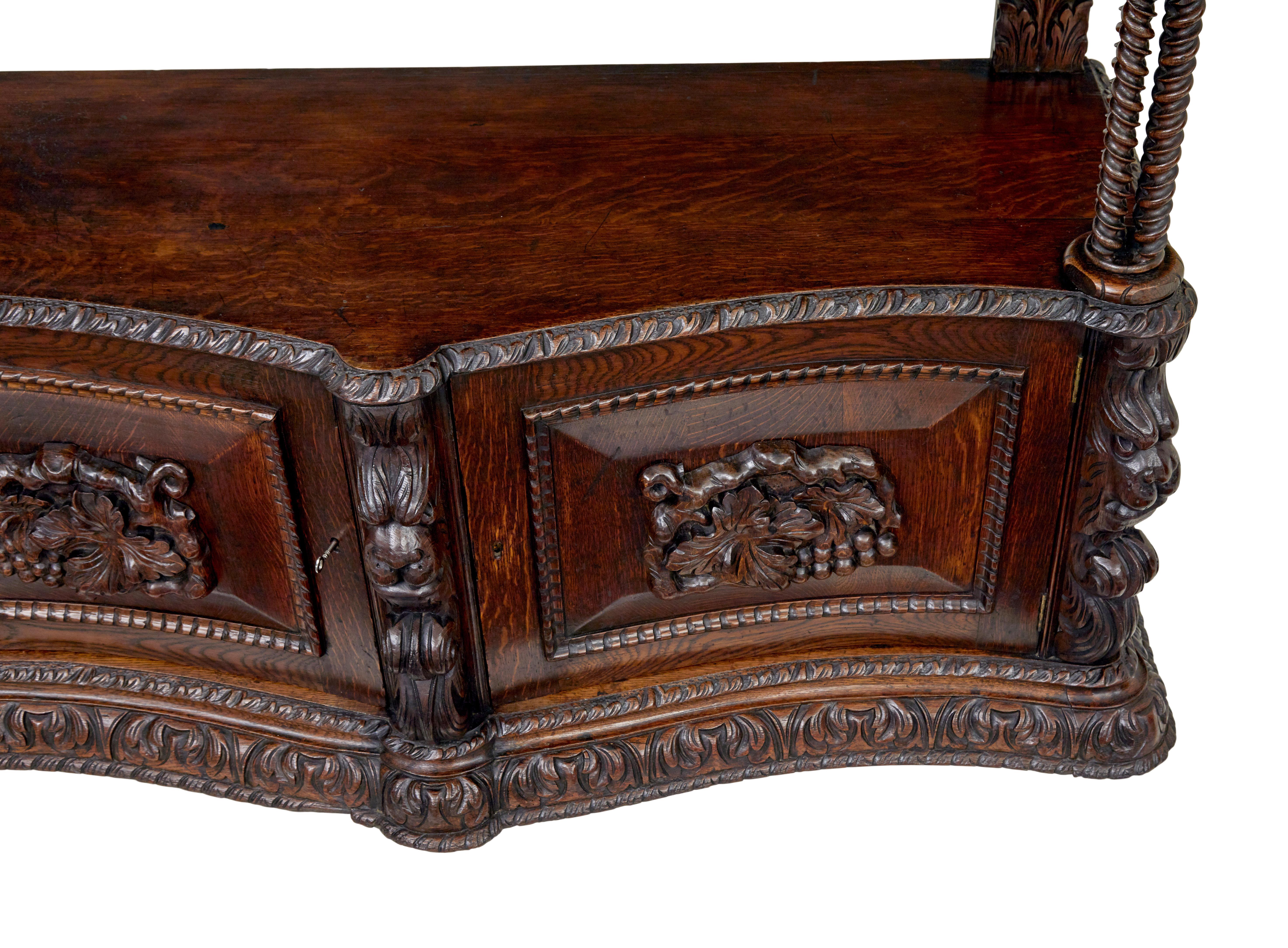 Buffet victorien en chêne du 19e siècle abondamment sculpté en vente 1