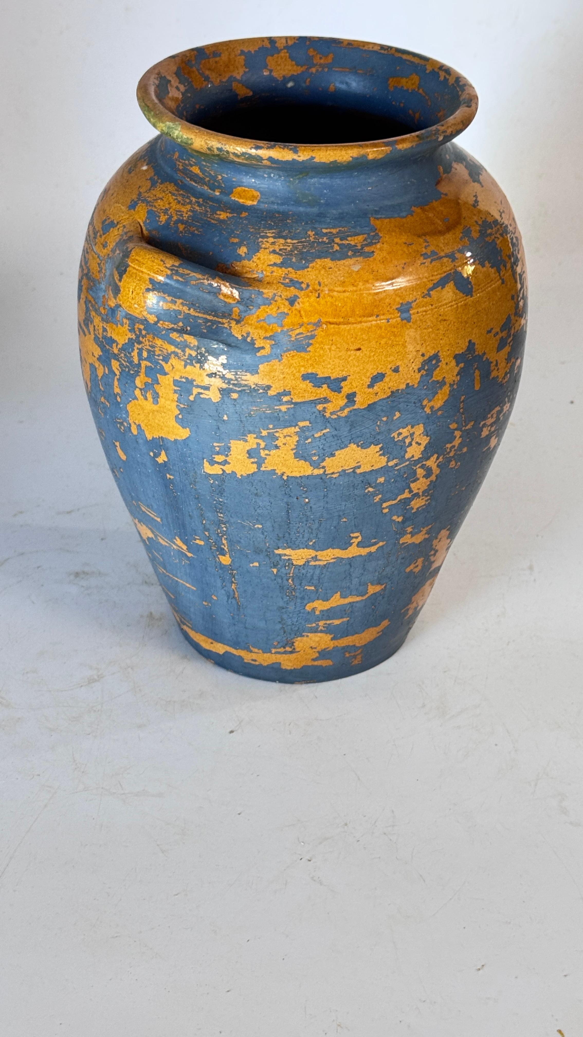 Stile provenzale Vaso provenzale del XIX secolo - Smalto giallo e patina blu - Stile rustico francese in vendita