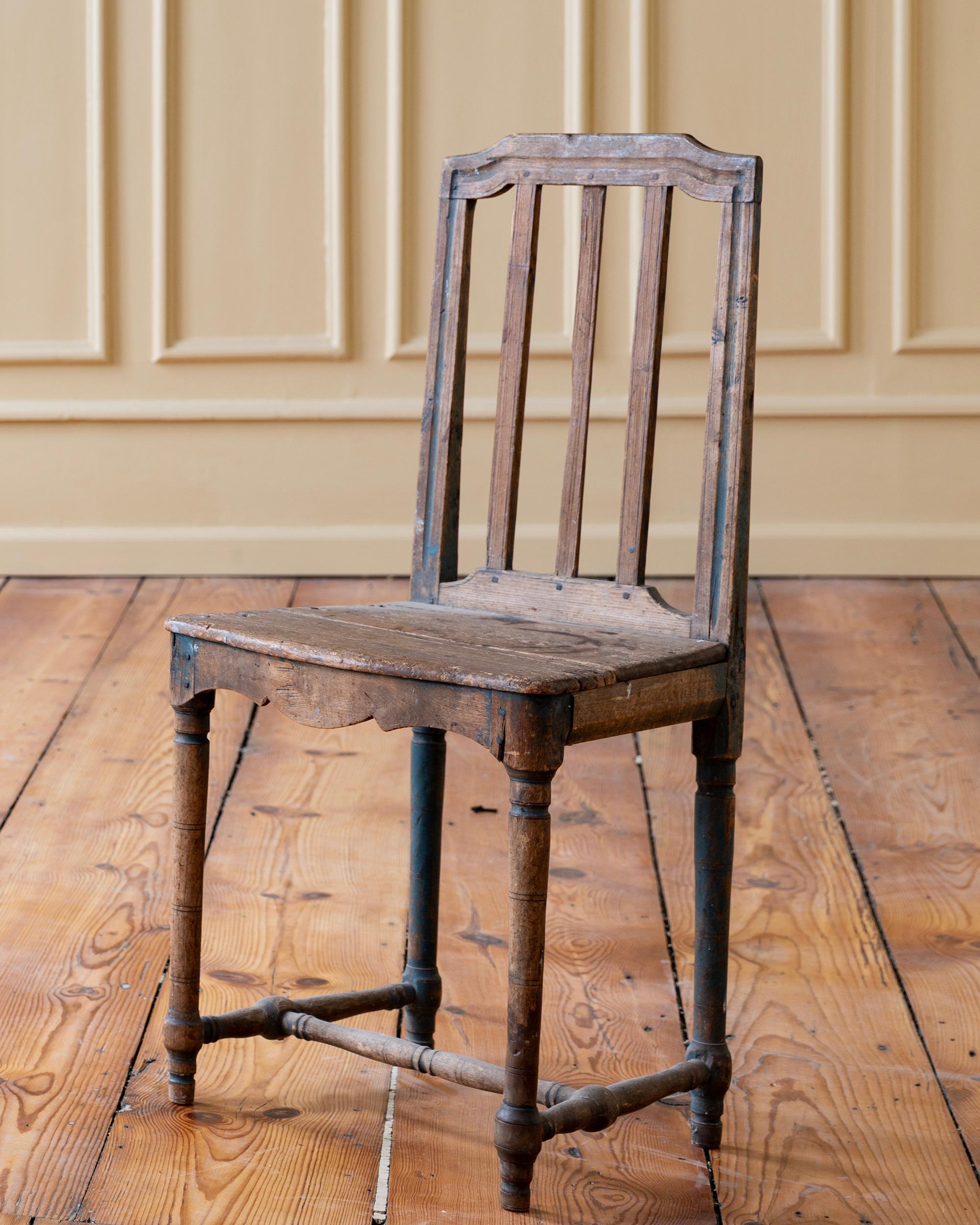 Bonne chaise gustavienne provinciale du début du 19e siècle dans son état d'origine avec une belle patine. ca 1810 Suède.
