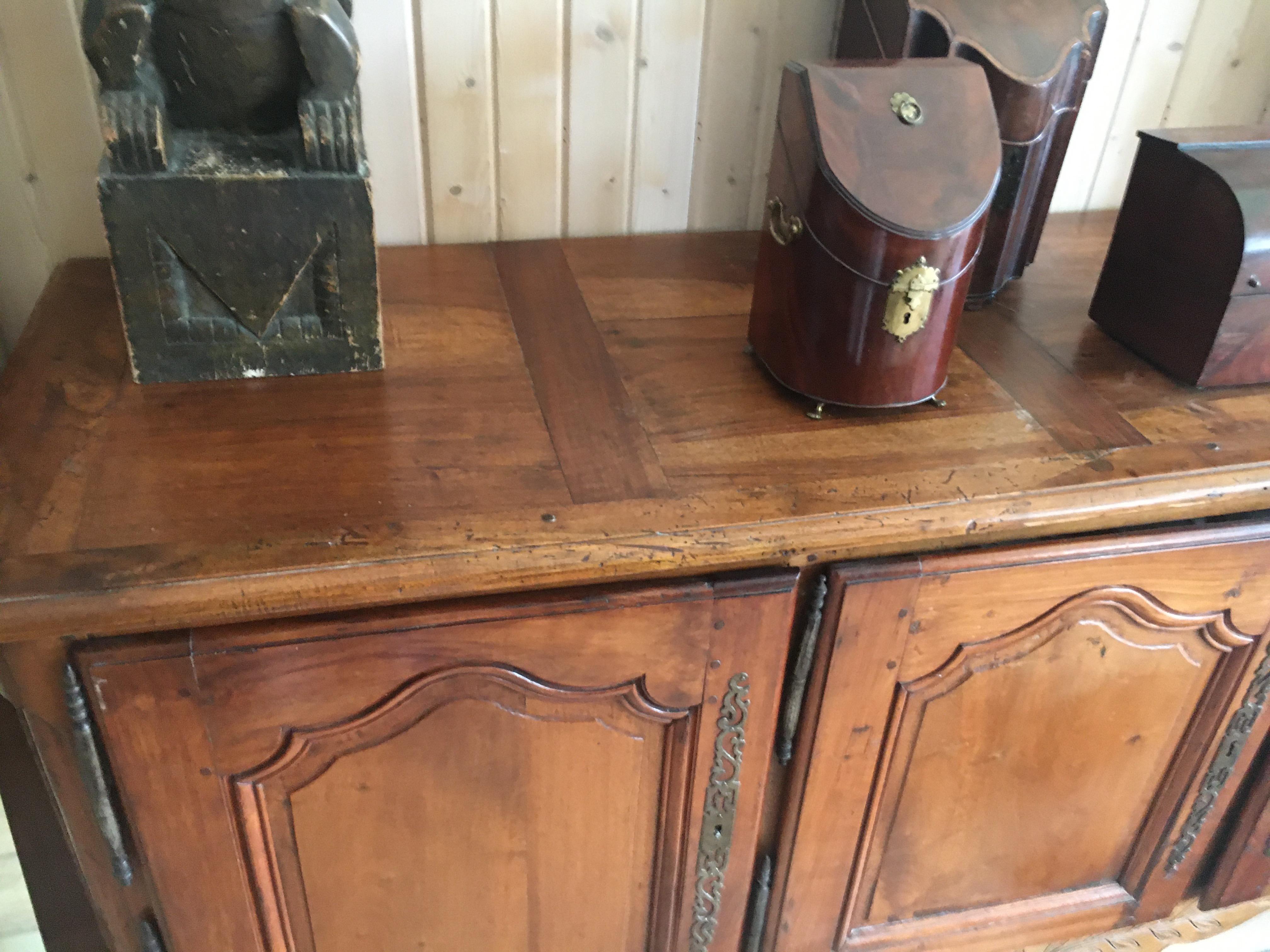 Credenza provinciale in noce del XIX secolo in vendita 1