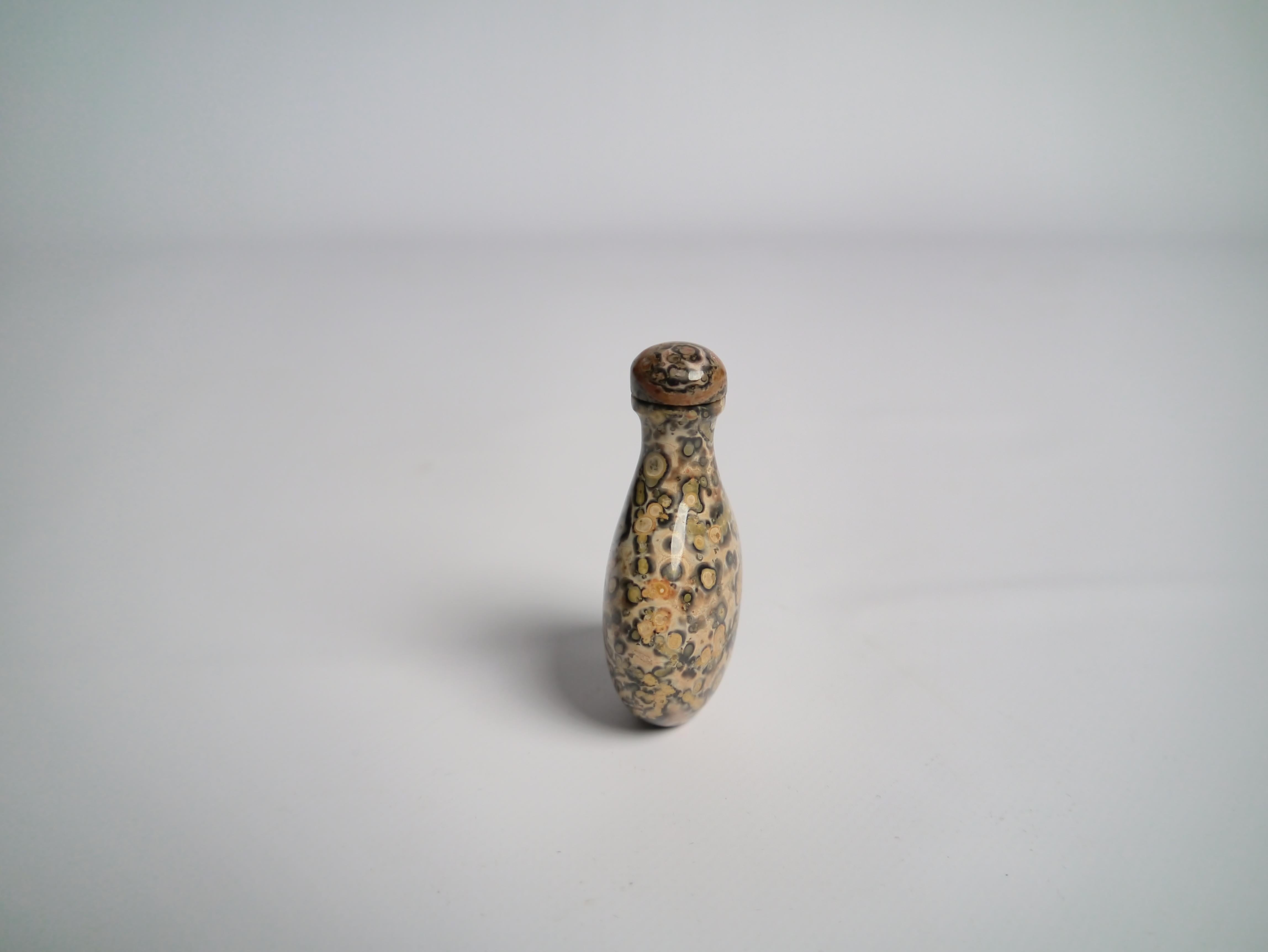 19th Century Puddingstone Chinese Snuff Bottle In Excellent Condition In Barcelona, ES
