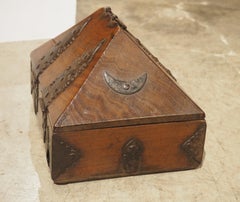 Scatola da tavolo piramidale in legno e ferro del Kerala del XIX secolo, India meridionale