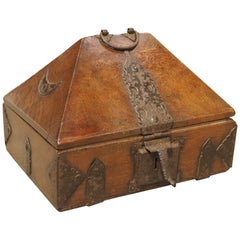 Scatola da tavolo piramidale in legno e ferro del Kerala del XIX secolo, India meridionale