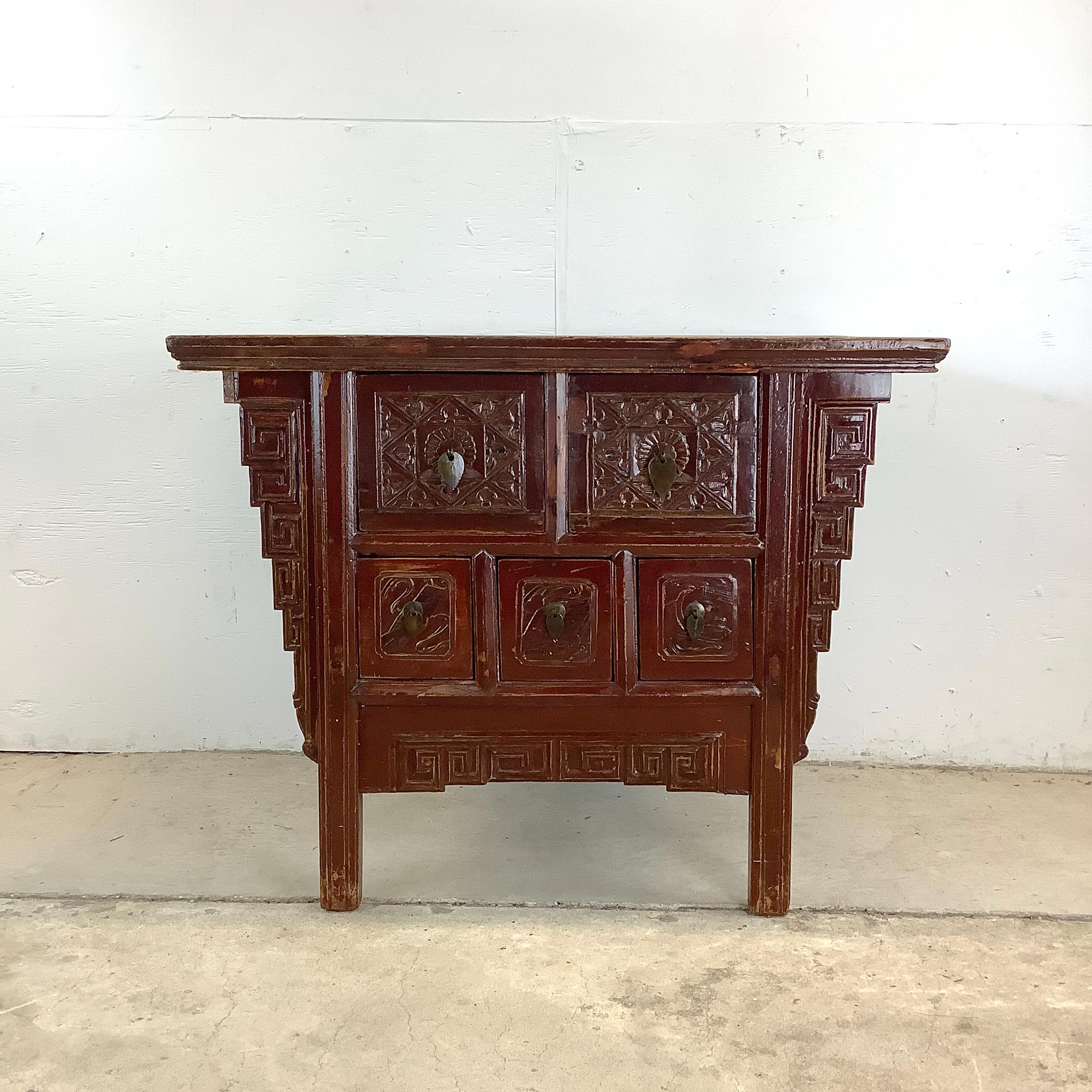 Gracieuse et riche d'une présence historique, cette table papillon antique de la dynastie Qing allie l'utilité à l'art. Sa silhouette distinctive, en forme de papillon aux pieds évasés et au tablier incurvé, est une marque de fabrique appréciée du