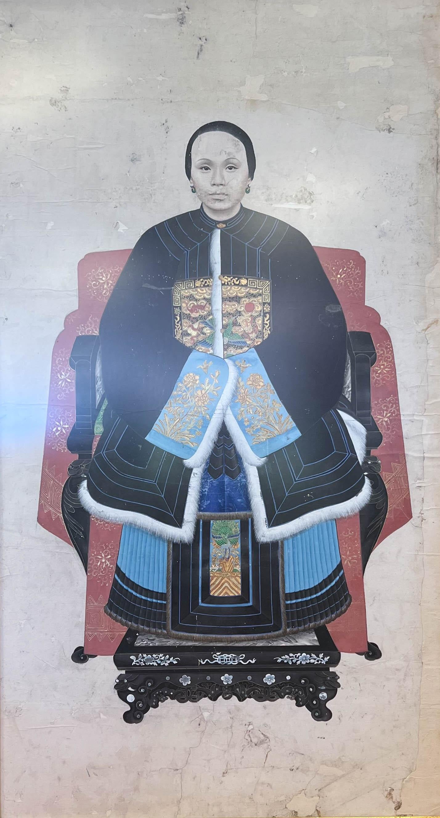 Portrait d'ancêtre d'une femme noble de la dynastie Qing. Son statut social se reflète dans le pardessus bordé de zibeline, à la mode du manteau vestimentaire strictement imposé de la dynastie Qing.  Le portrait est magnifiquement encadré et doté