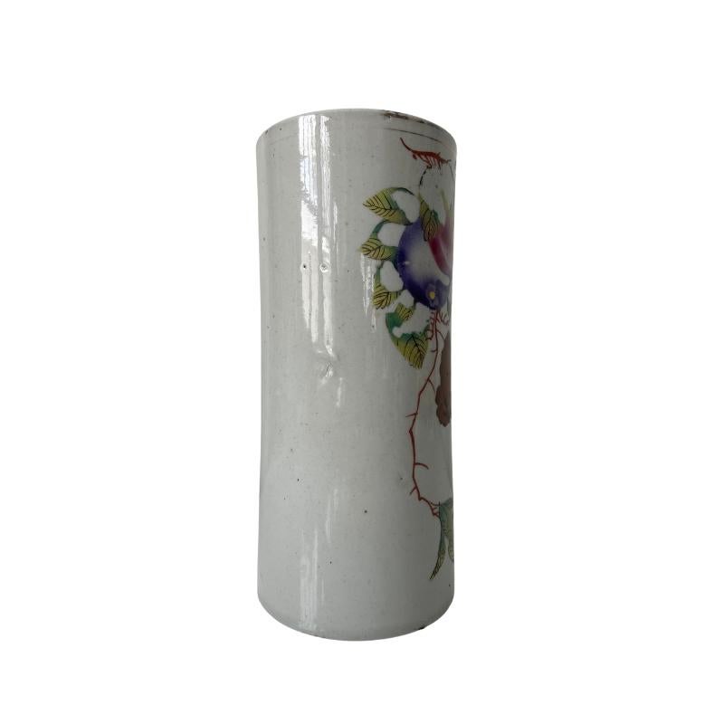 Siglo XIX Dinastía Qing China Famille Rose Sombrero de pie o cepillo Olla con marcas en la parte inferior - Las letras dicen 771 Fuego Dos - que es más probable que sea una nota de su creación del estudio de donde se hizo. el diseño es colorido y