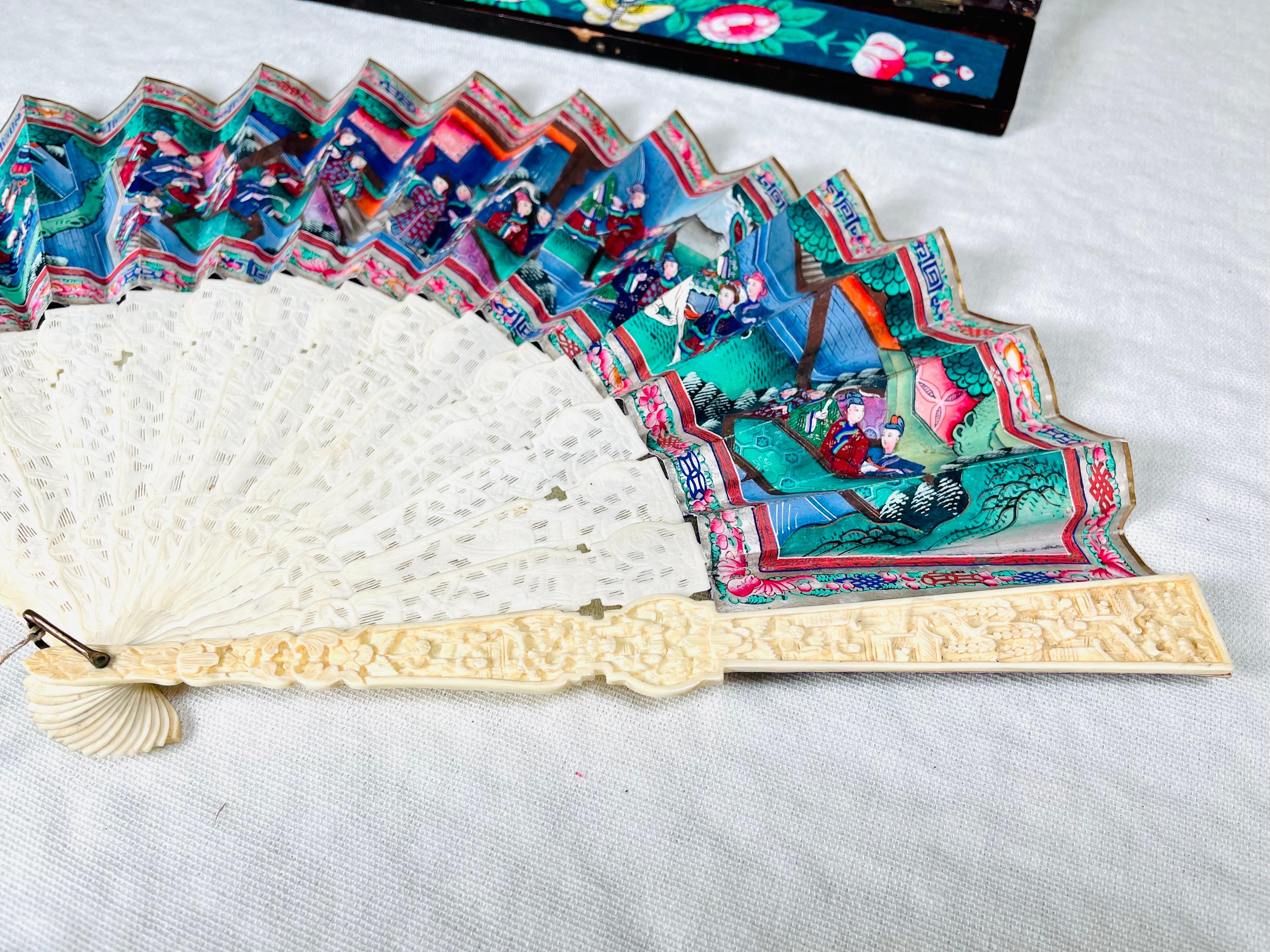 19th Century Qing Dynasty Chinese Telescopic Canton Fan with Carved Bone Stays In Good Condition In Southampton, NJ
