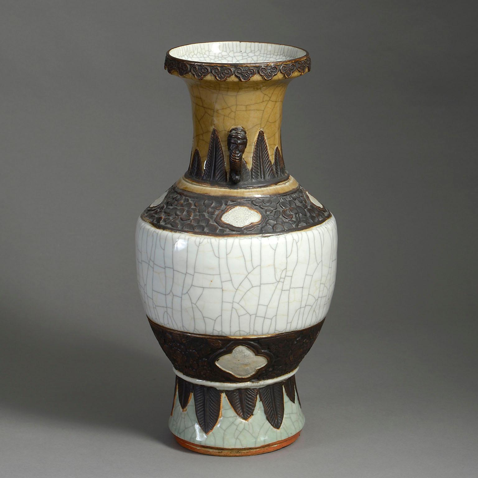 Vaso in porcellana crackleware della metà del XIX secolo di buone dimensioni, con smalti caramello, bianco e celadon e decorazioni applicate e incise in finto bronzo.

Circa 1860 Cina

Dimensioni: 9 L x 9 P x 17 H pollici
23 L x 23 P x 43 H. cm