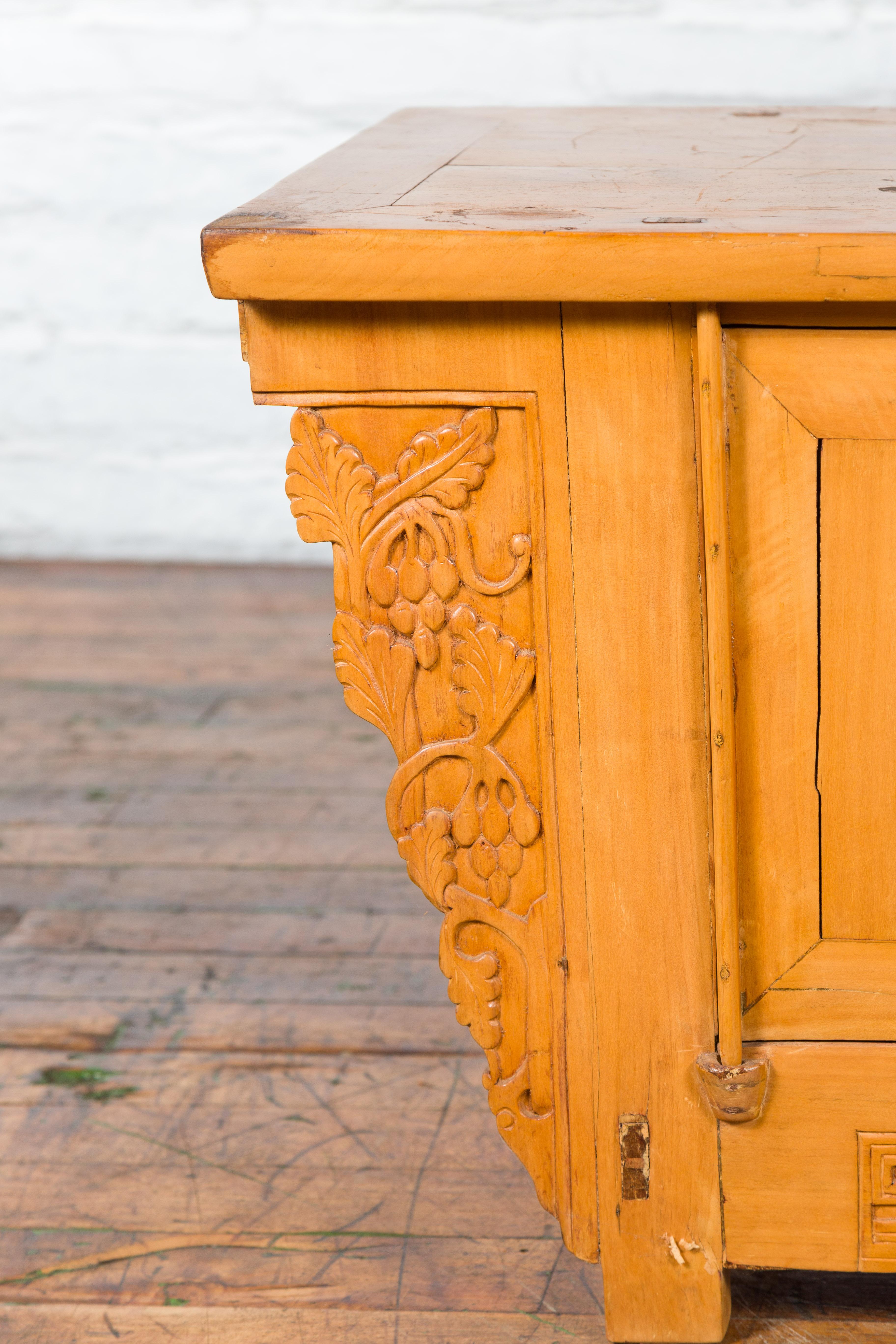 19th Qing Dynasty Period Chinese Elm Wood Carved Butterfly Sideboard For Sale 9