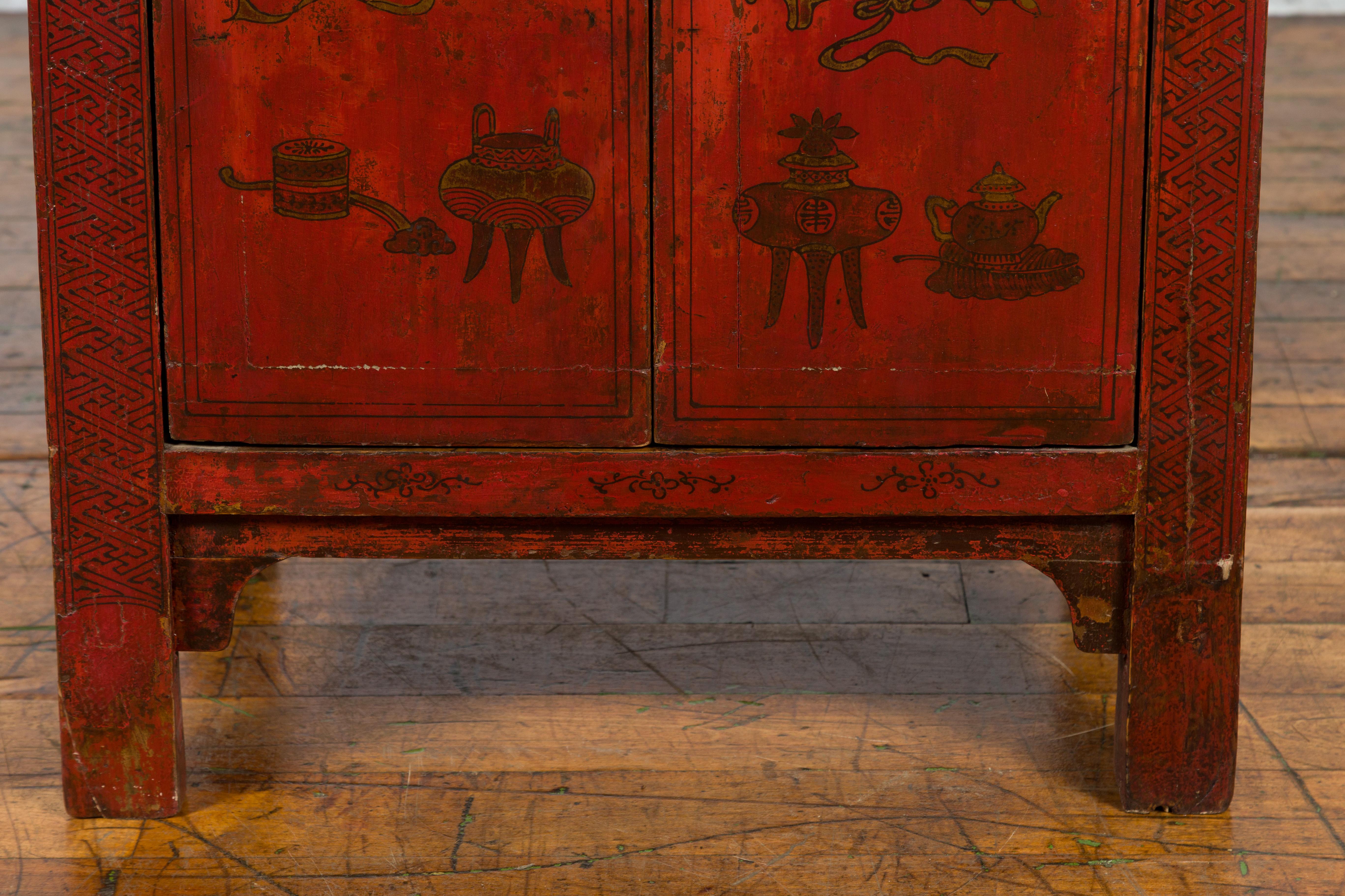 Meuble de rangement en laque rouge de la dynastie Qing du 19e siècle avec fleurs et vases peints en vente 3