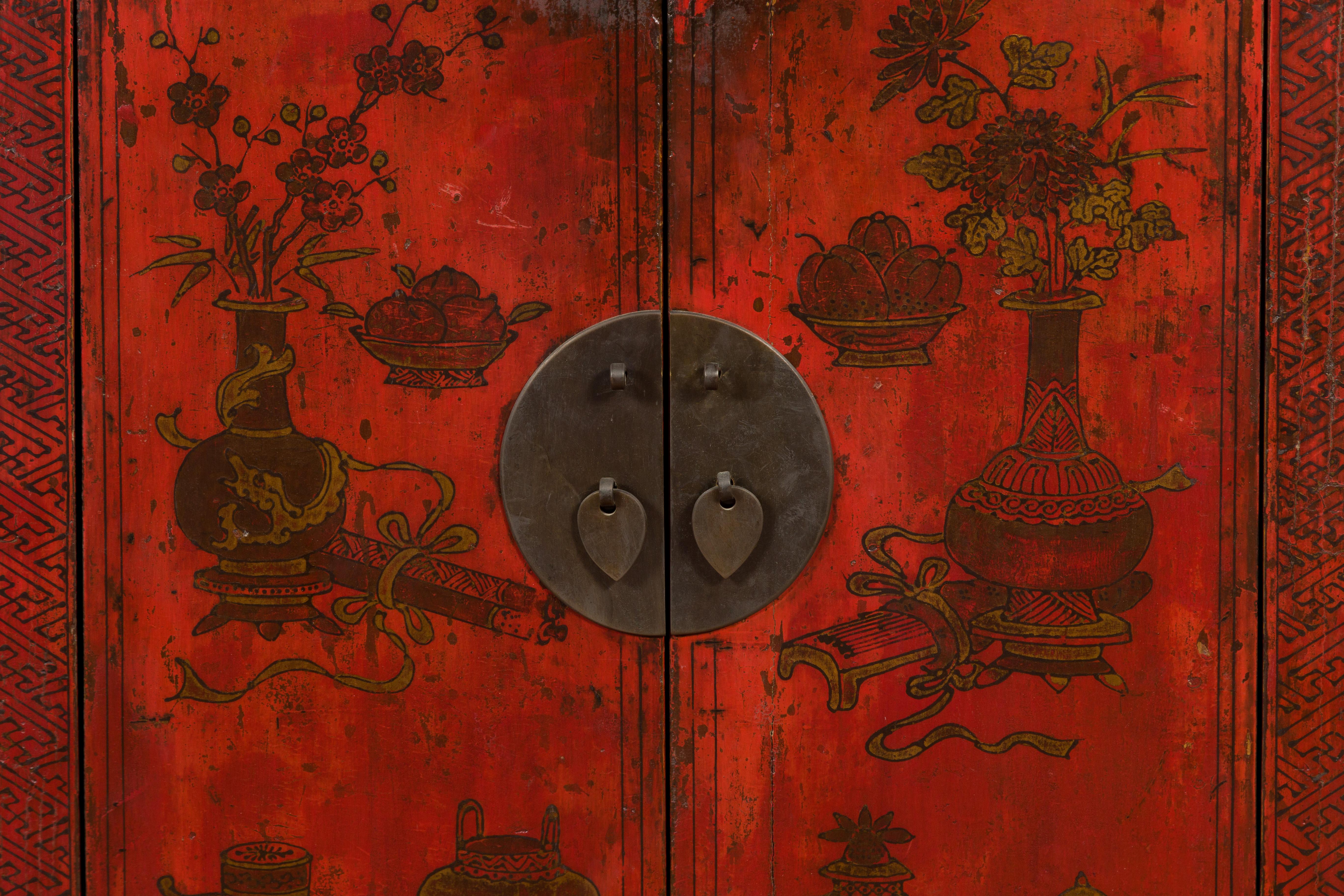 Meuble de rangement en laque rouge de la dynastie Qing du 19e siècle avec fleurs et vases peints en vente 2