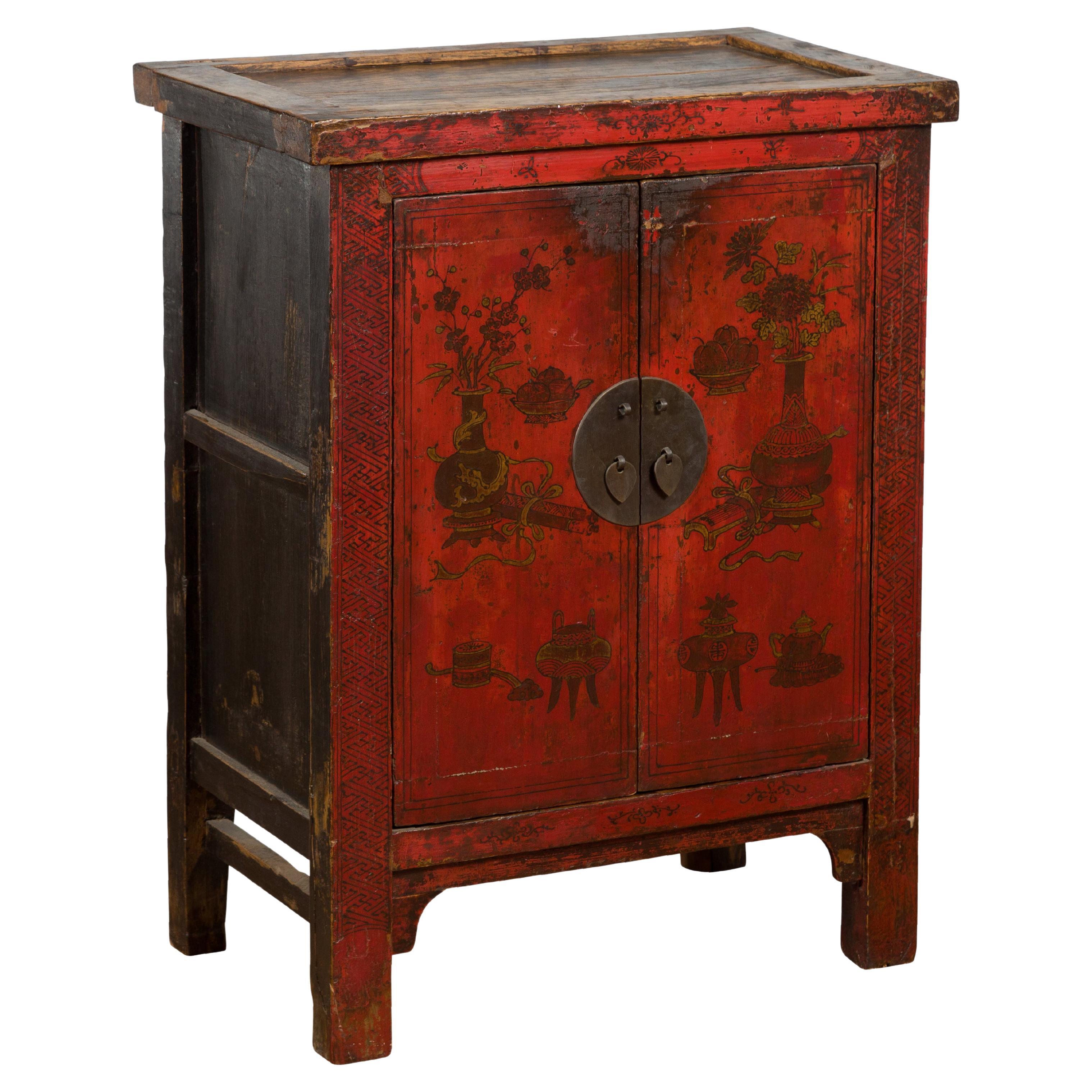 Meuble de rangement en laque rouge de la dynastie Qing du 19e siècle avec fleurs et vases peints en vente