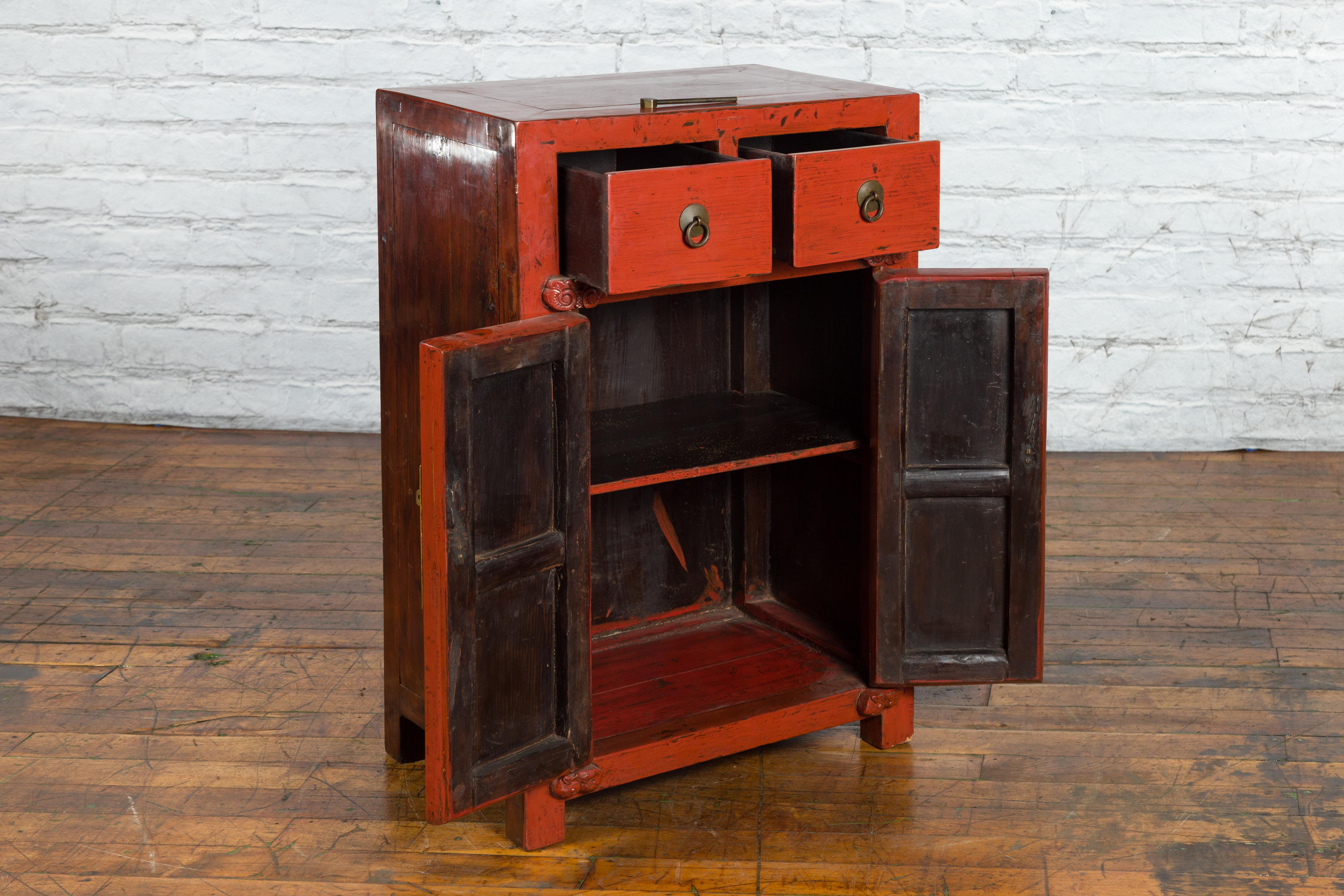 Pequeño armario con puertas y cajones de laca roja de la dinastía XIX Qing siglo XIX en venta