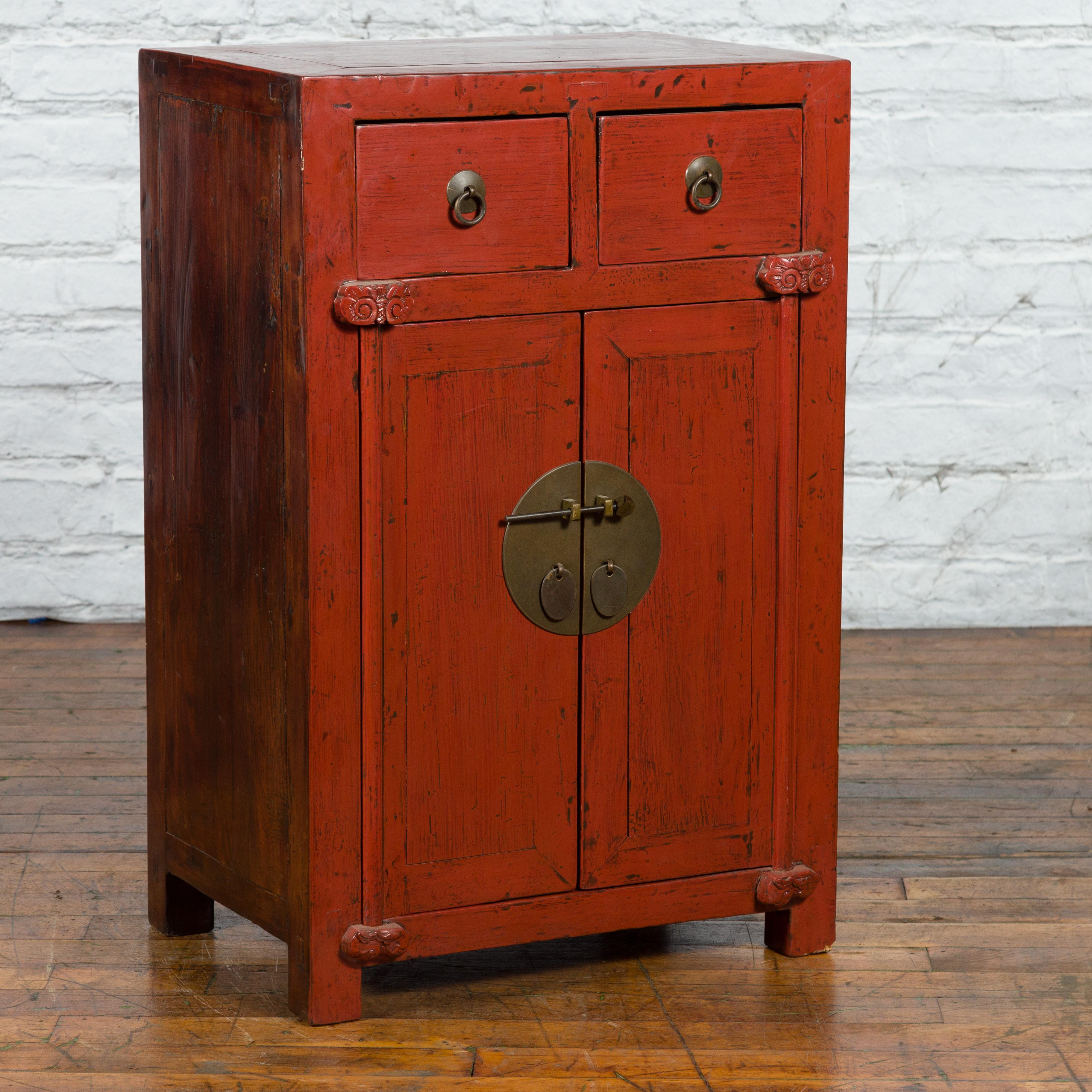 Pequeño armario con puertas y cajones de laca roja de la dinastía XIX Qing Madera en venta