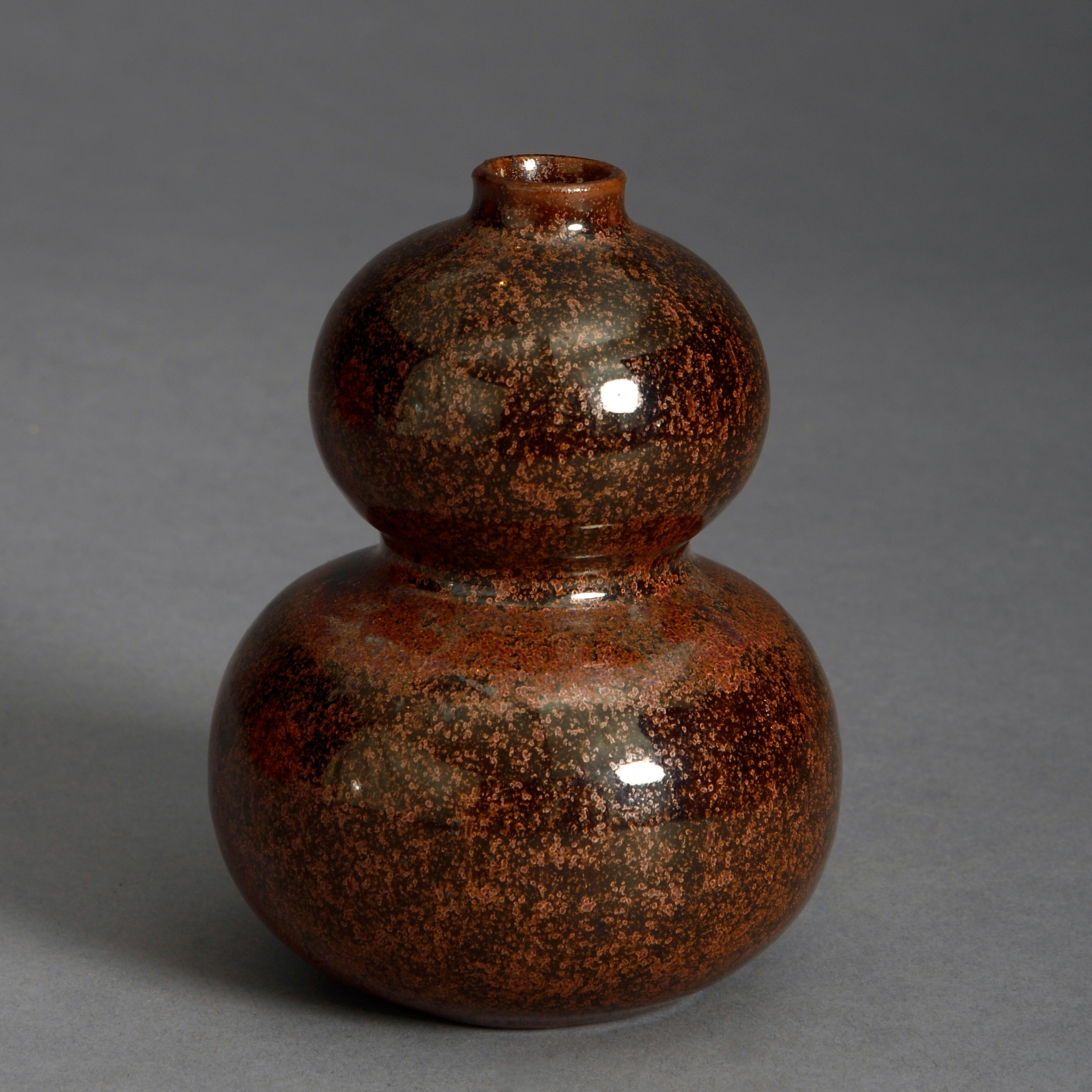 A mid-19th century tea dust glazed vase of gourd form

Late Qing Dynasty.