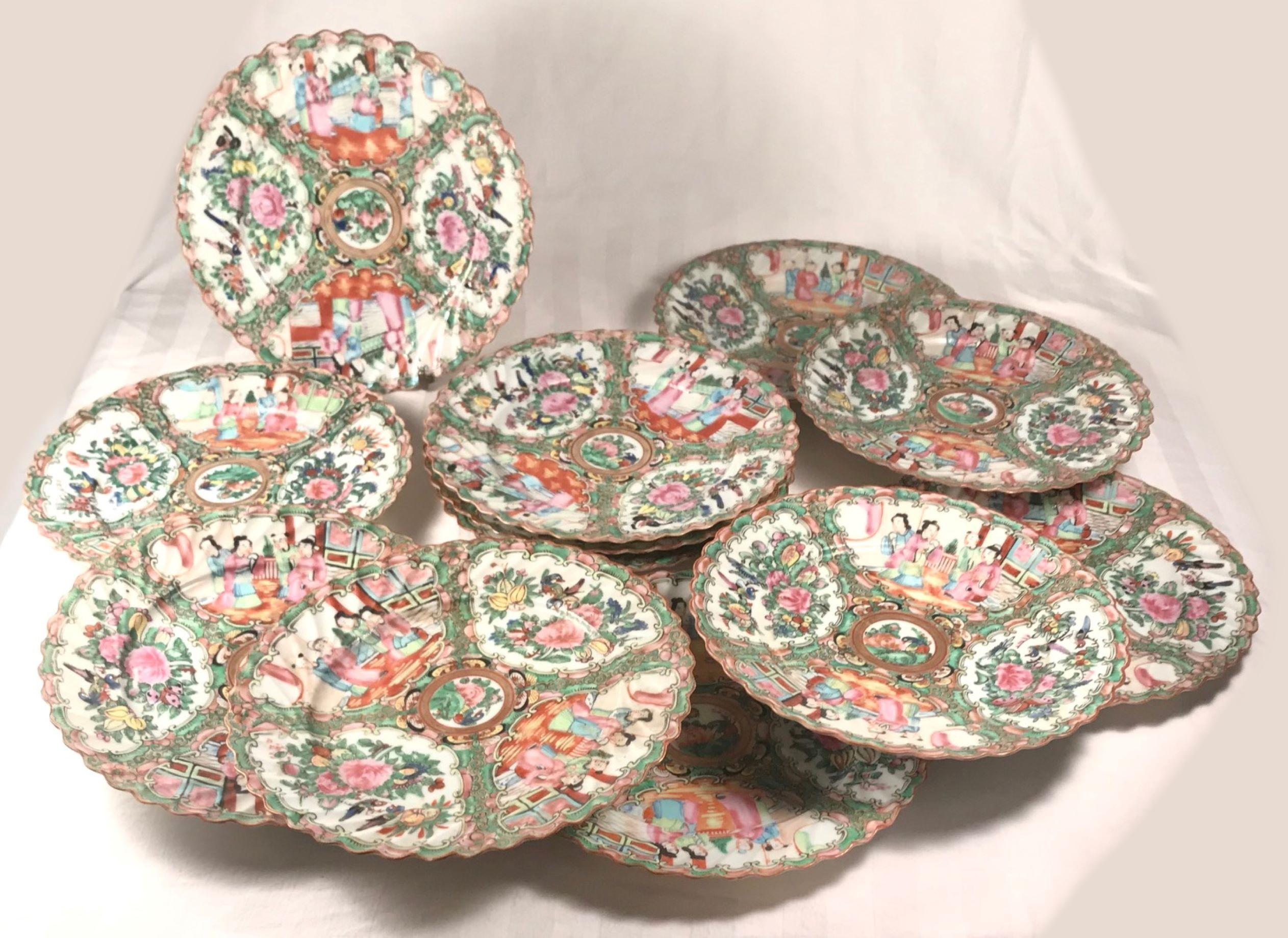 Chinese Export 19th Century Qing Period, 12 Chinese Rose Medallion Porcelain Dinner Plates