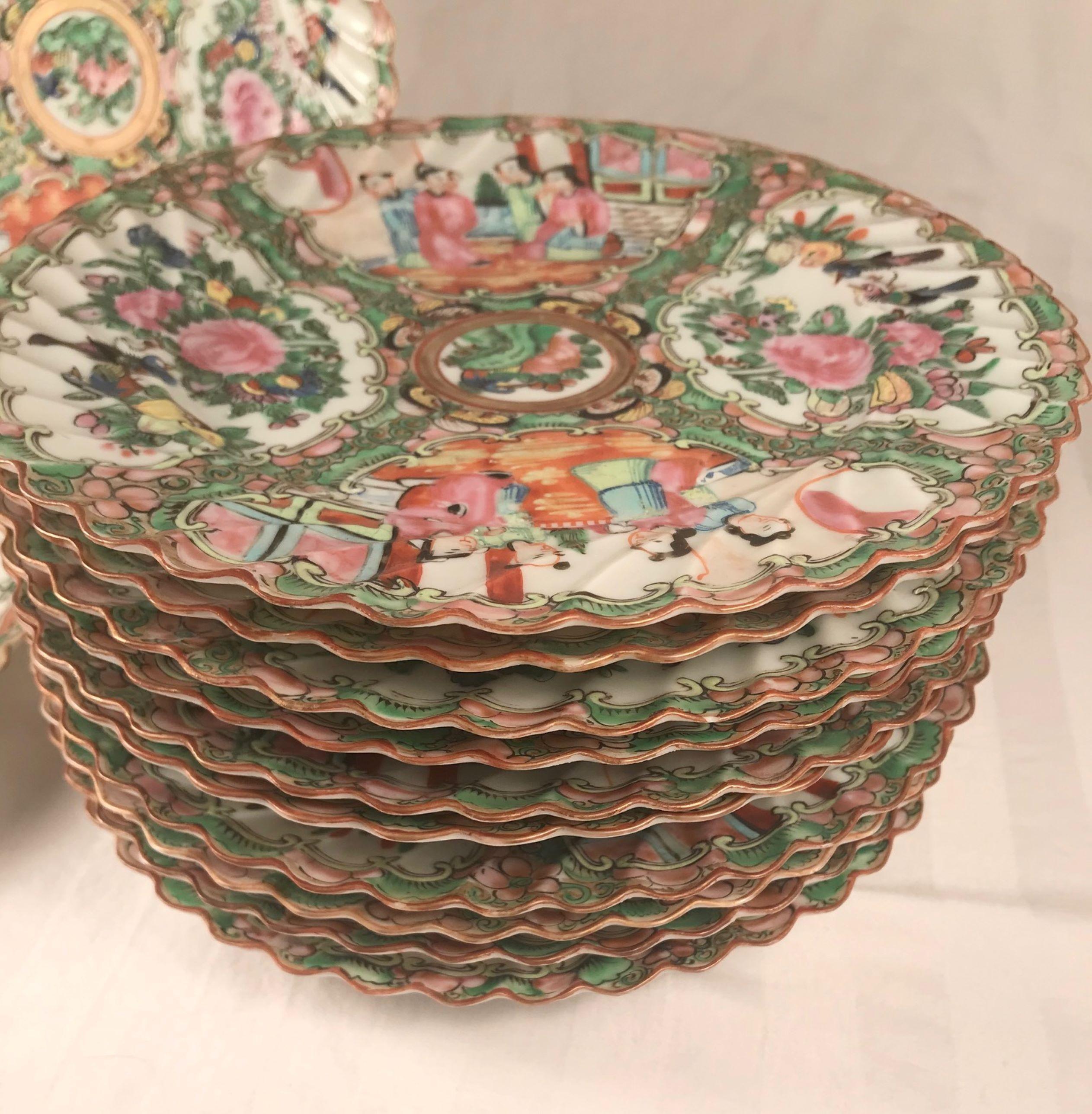 19th Century Qing Period, 12 Chinese Rose Medallion Porcelain Dinner Plates In Good Condition In Vero Beach, FL