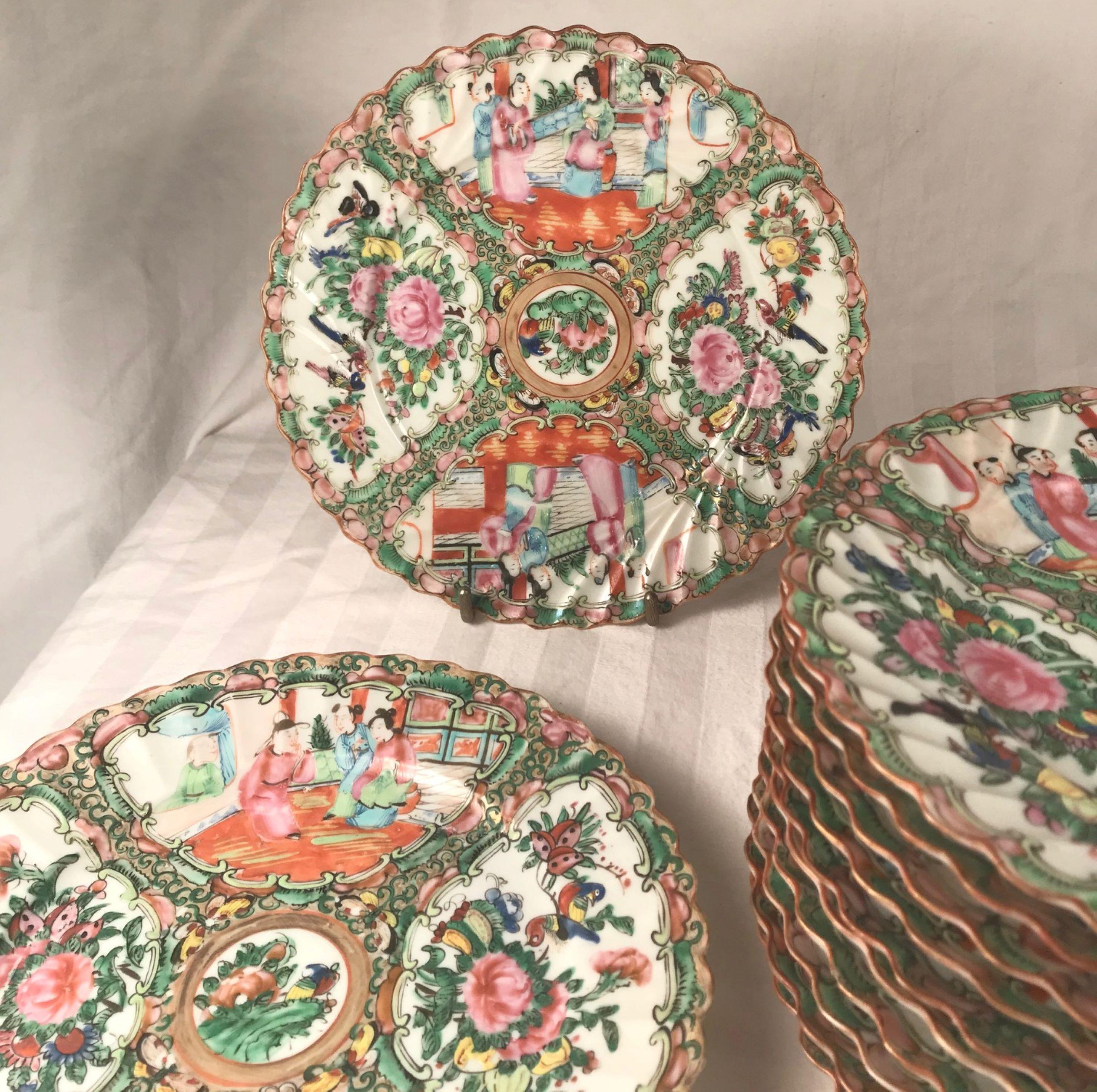19th Century Qing Period, 12 Chinese Rose Medallion Porcelain Dinner Plates 1