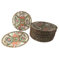 19ème siècle:: période Qing:: 12 assiettes plates en porcelaine à médaillon en forme de rose chinoise