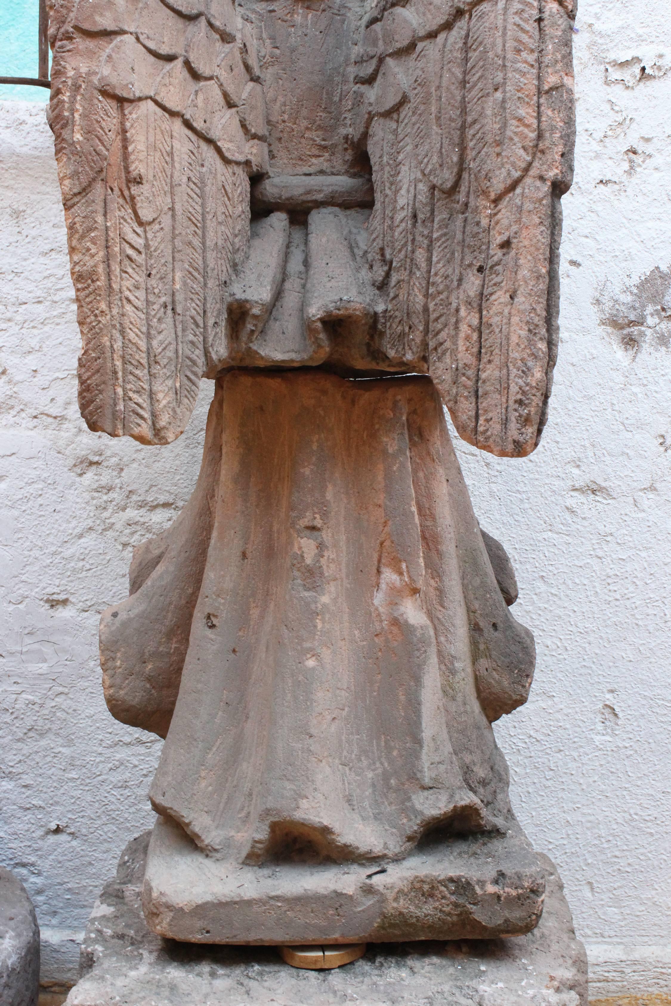 Quarrystatue eines Archangels mit Harfe aus dem 19. Jahrhundert, gefunden in West Mexiko im Angebot 5