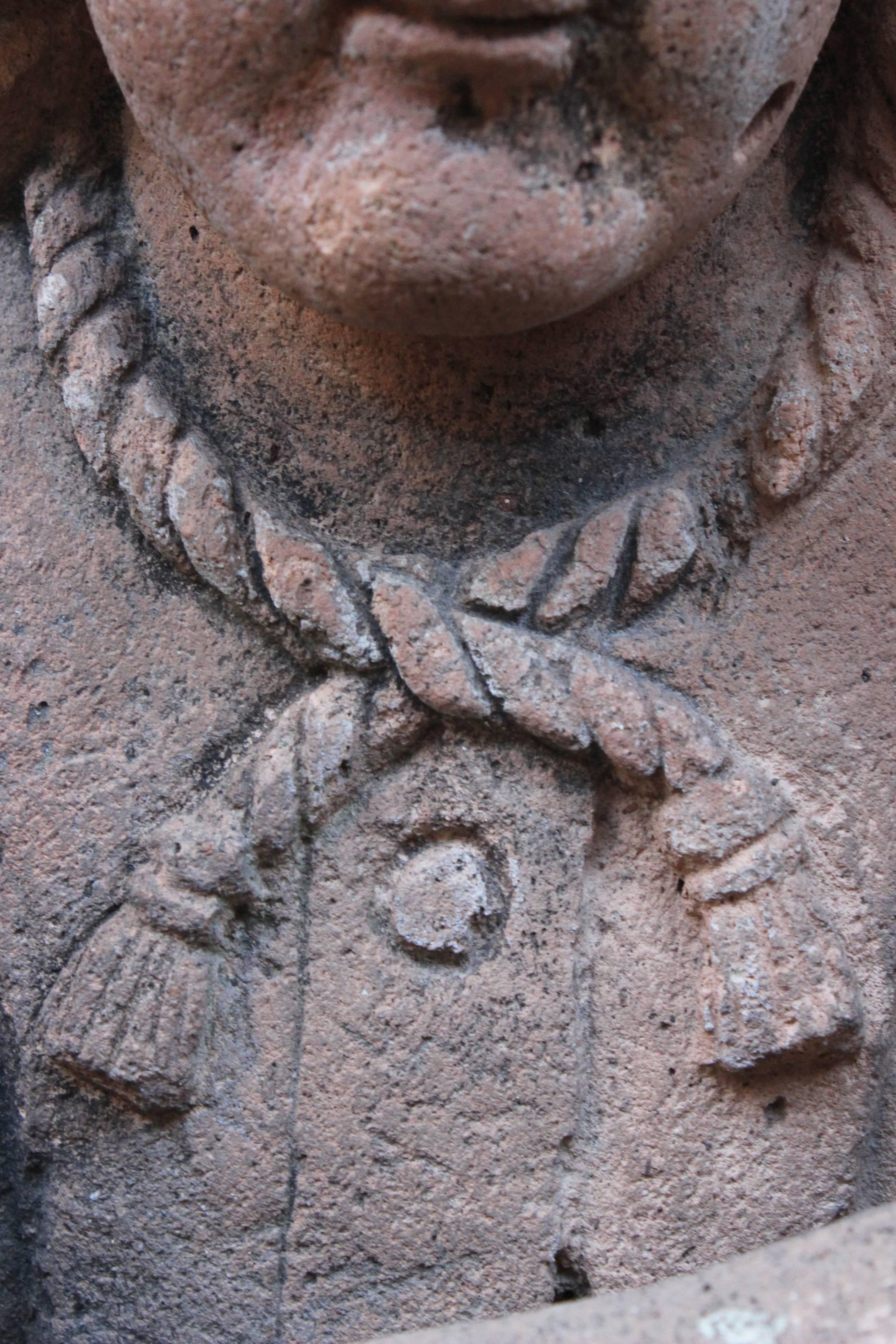 Quarrystatue eines Archangels mit Harfe aus dem 19. Jahrhundert, gefunden in West Mexiko im Angebot 6