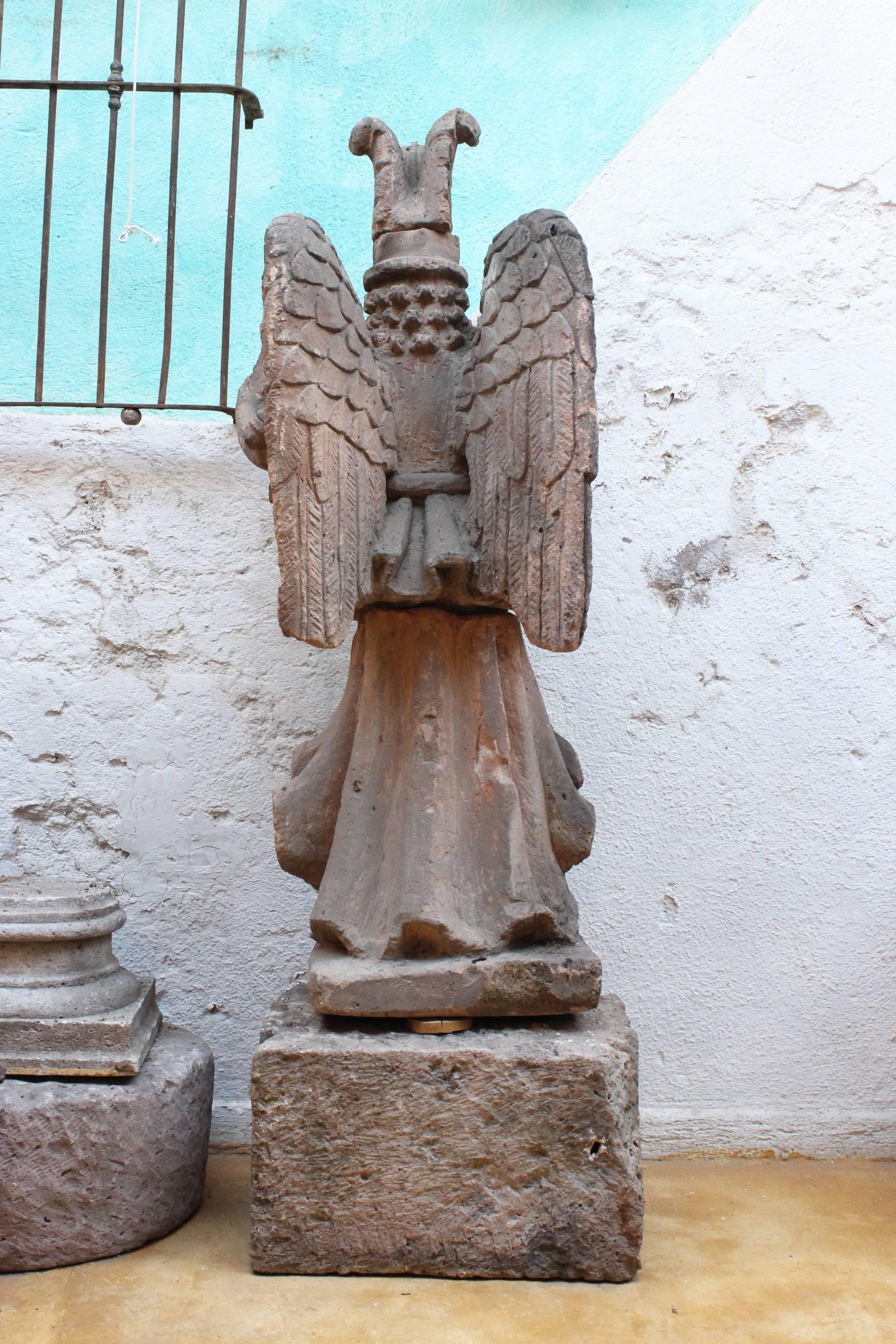 Quarrystatue eines Archangels mit Harfe aus dem 19. Jahrhundert, gefunden in West Mexiko (Neoklassisch) im Angebot