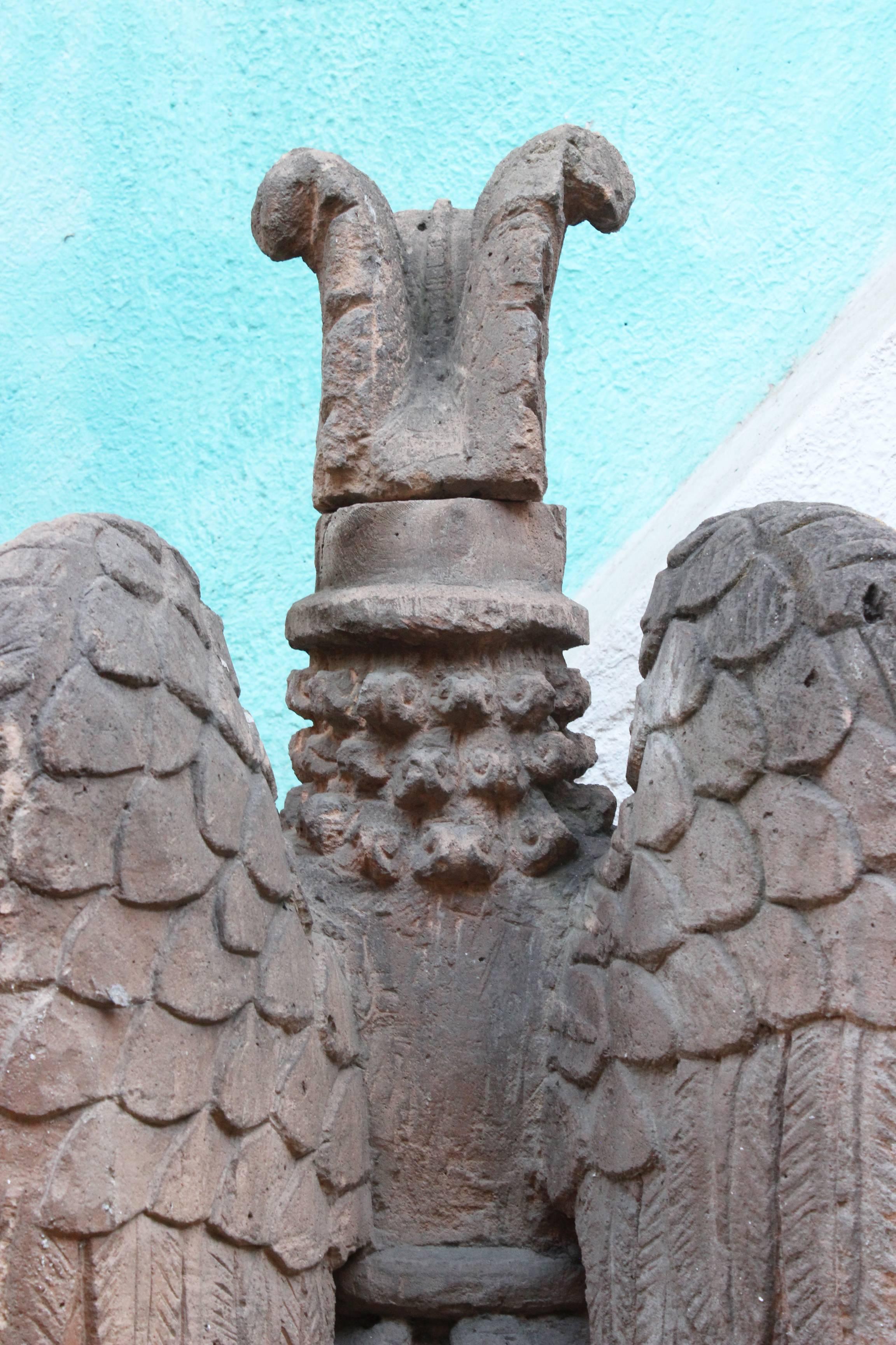 Quarrystatue eines Archangels mit Harfe aus dem 19. Jahrhundert, gefunden in West Mexiko (Mexikanisch) im Angebot